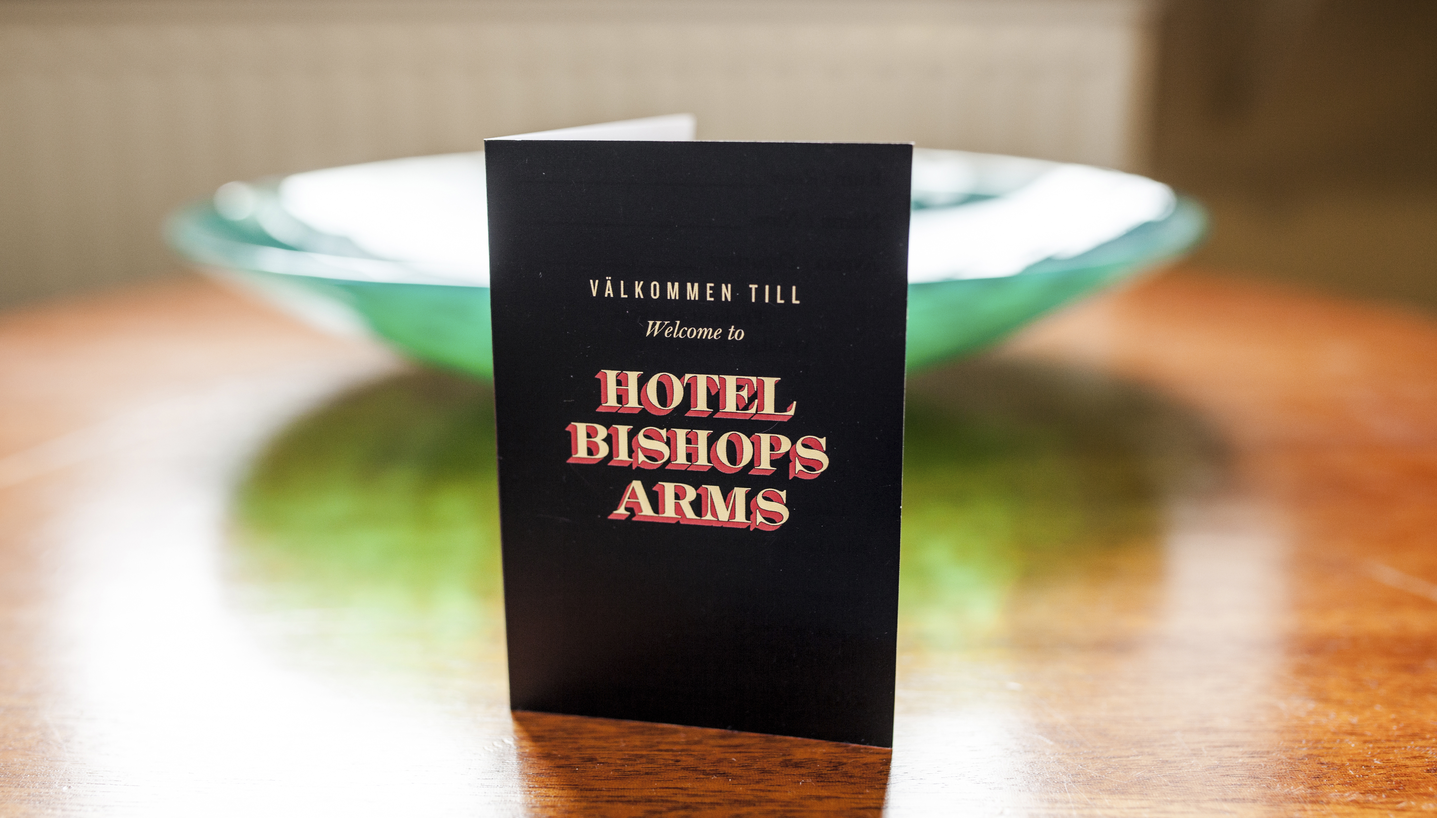 Närbild på skylt med texten "Välkommen till Hotel Bishops Arms"