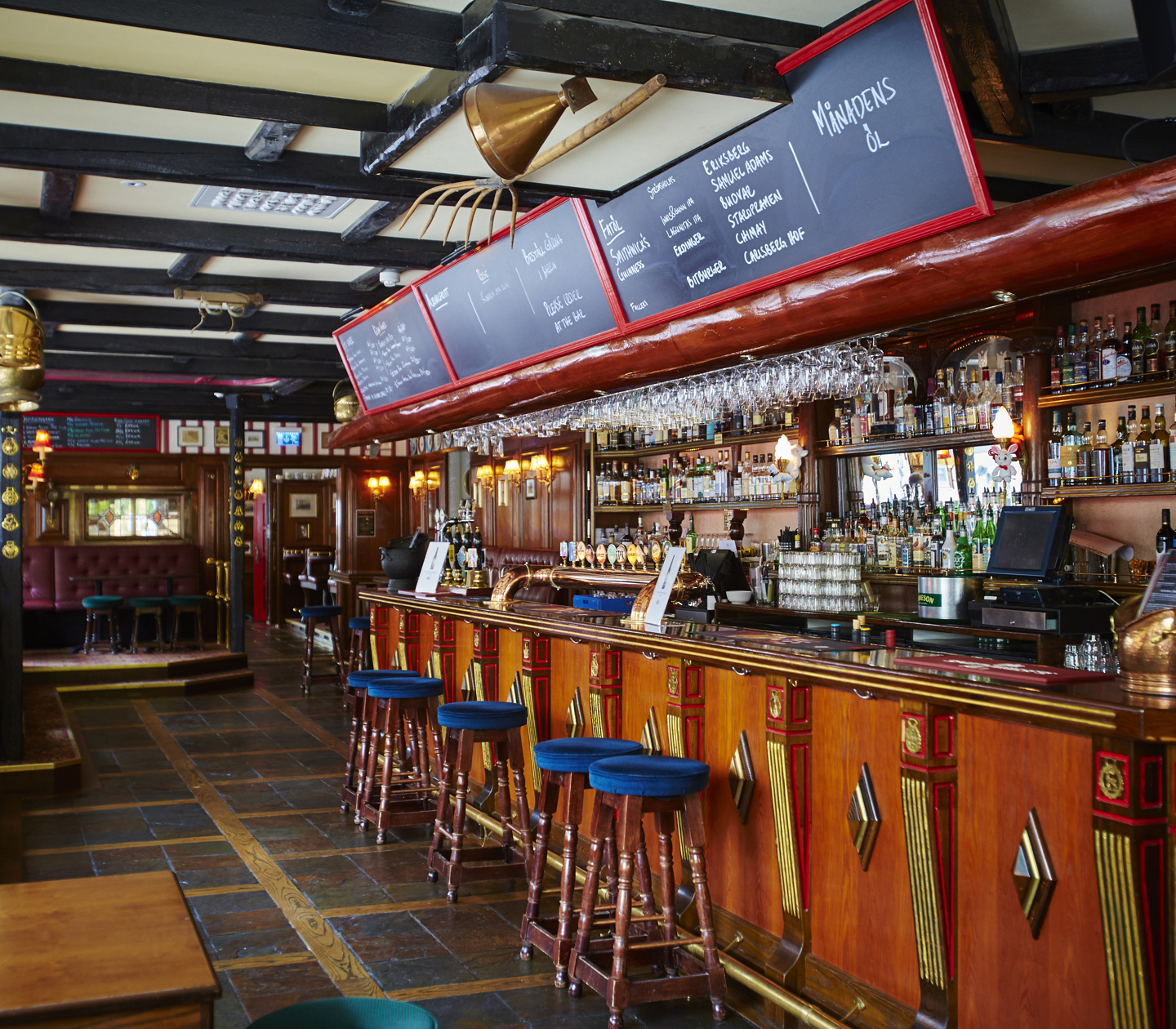 Klassisk engelsk pub med bar, barstolar och menyer