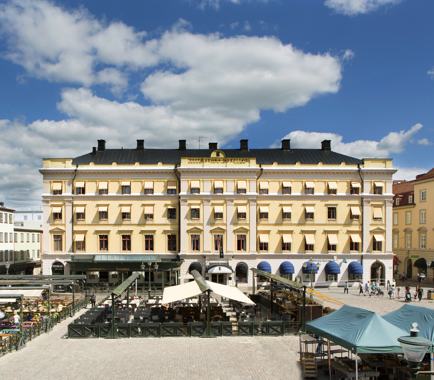 Fasaden av Elite Stora Hotellet i Linköping med Stora torget framför