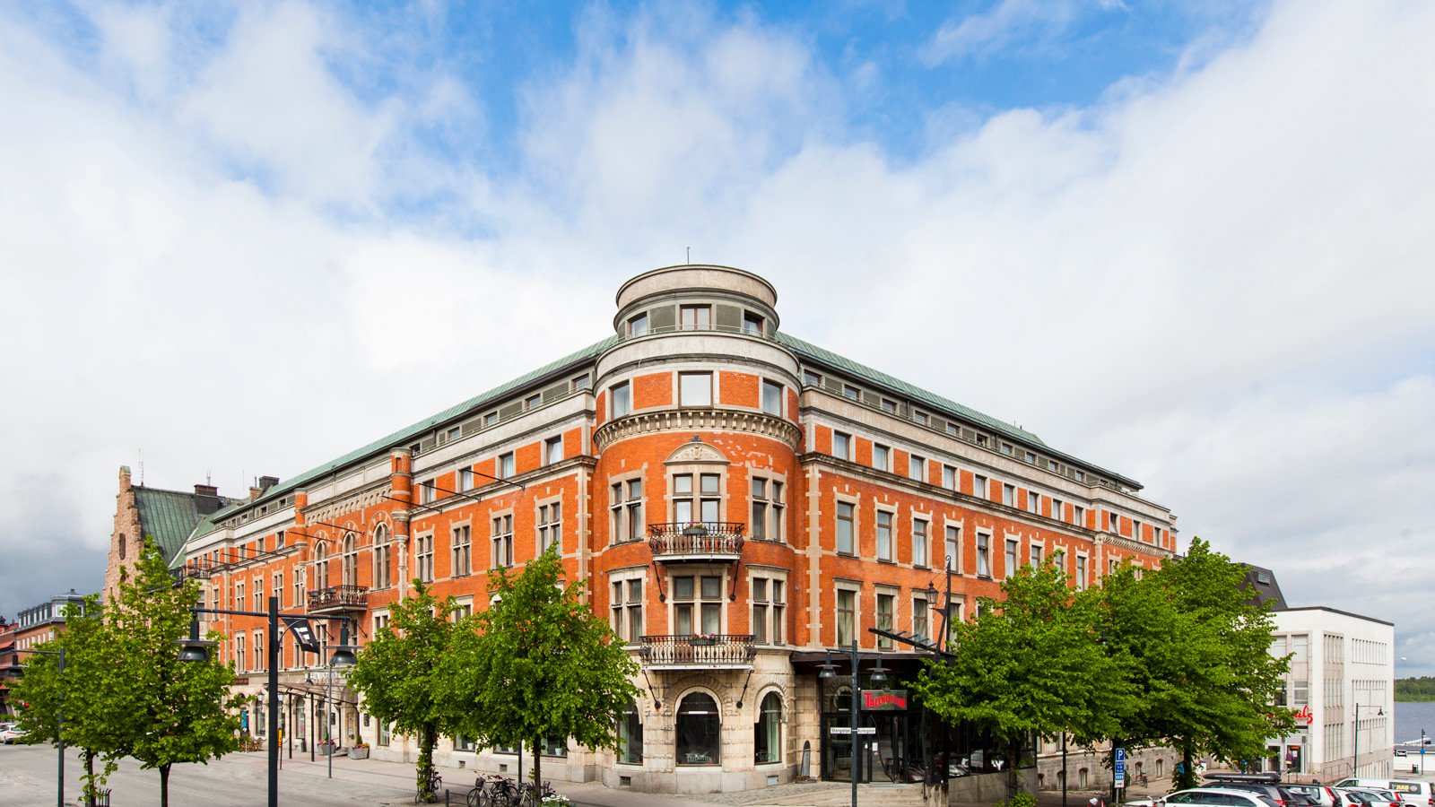 Pampiga och den orange fasaden av Elite Stadshotellet i Luleå