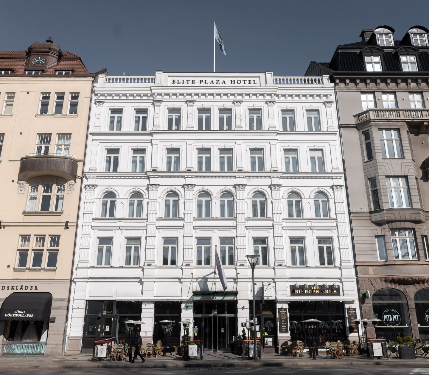 Vita fasaden av Elite Plaza Hotel i Malmö med shoppinggata framför