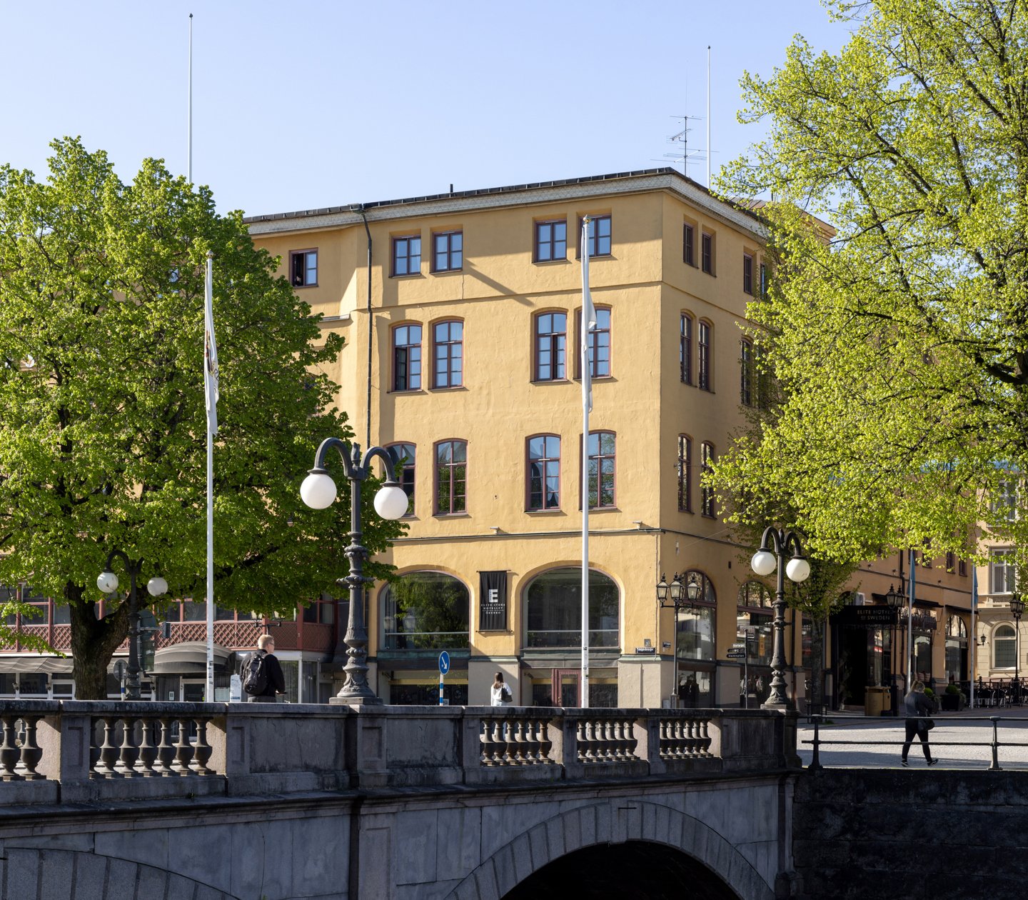 Fasaden av Elite Stora Hotellet i Örebro med en bro framför