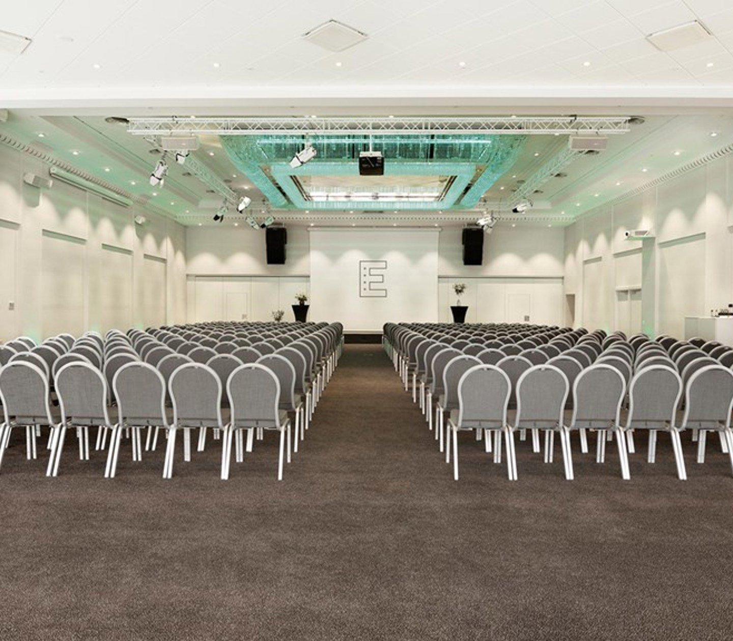 Konferensrum med med många stolar