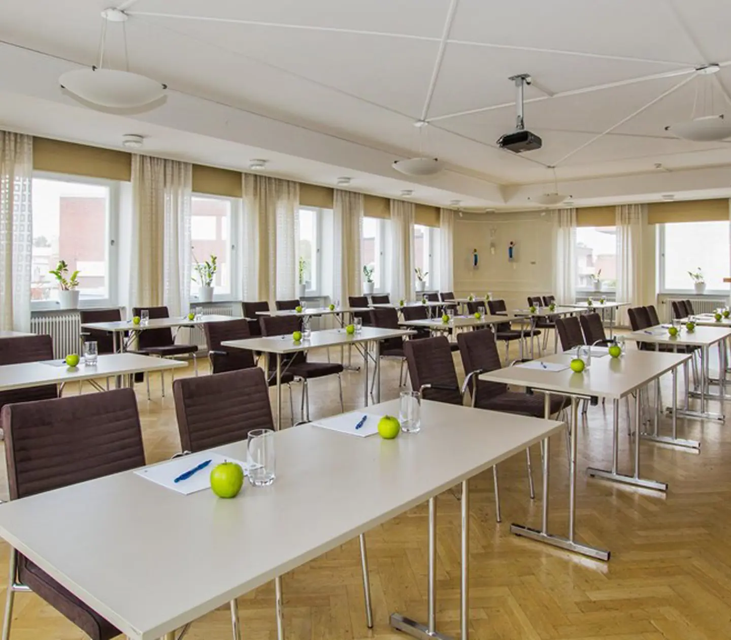Konferensrum med många bord