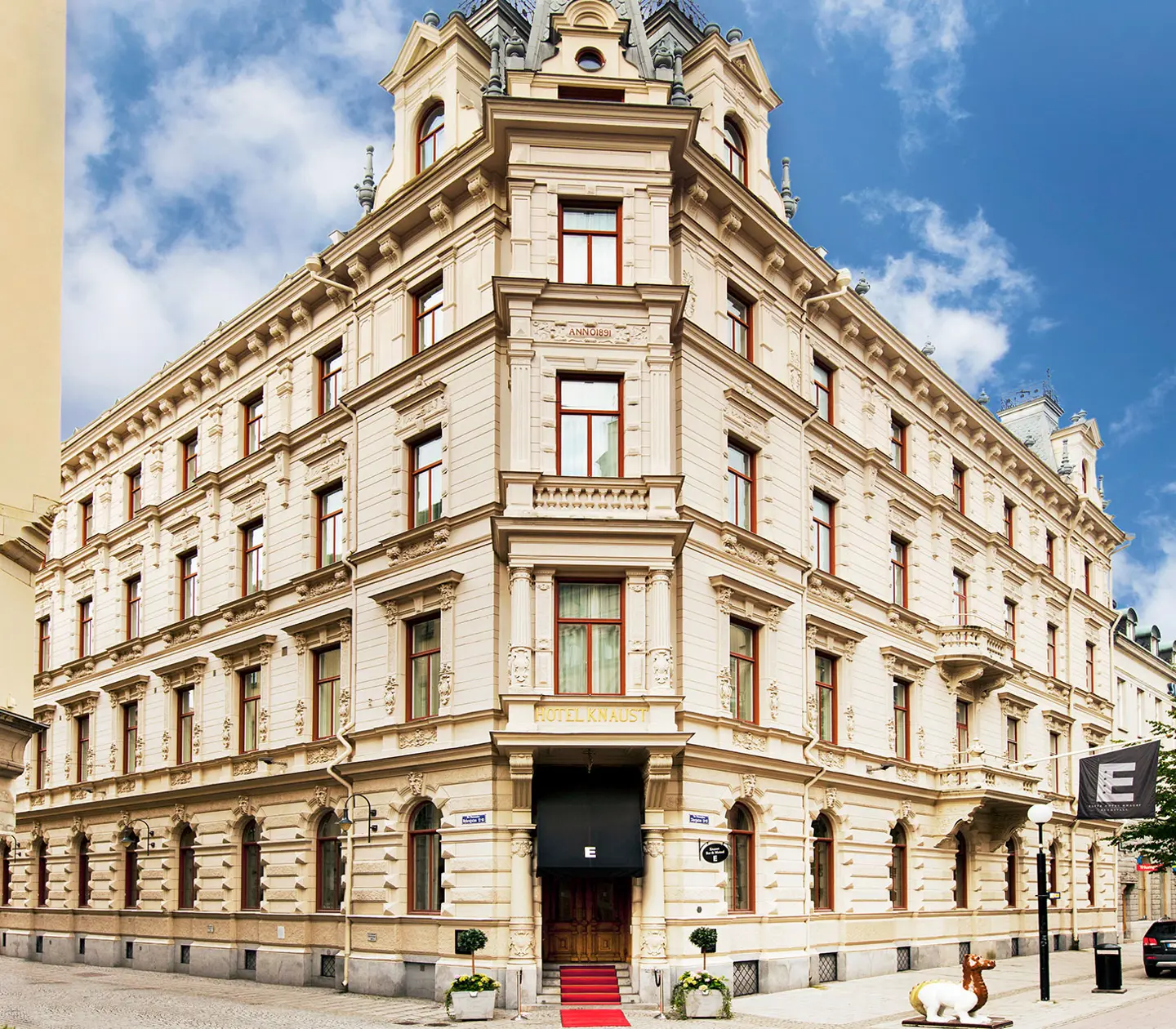 En ståtlig vit byggnad i ett centrum