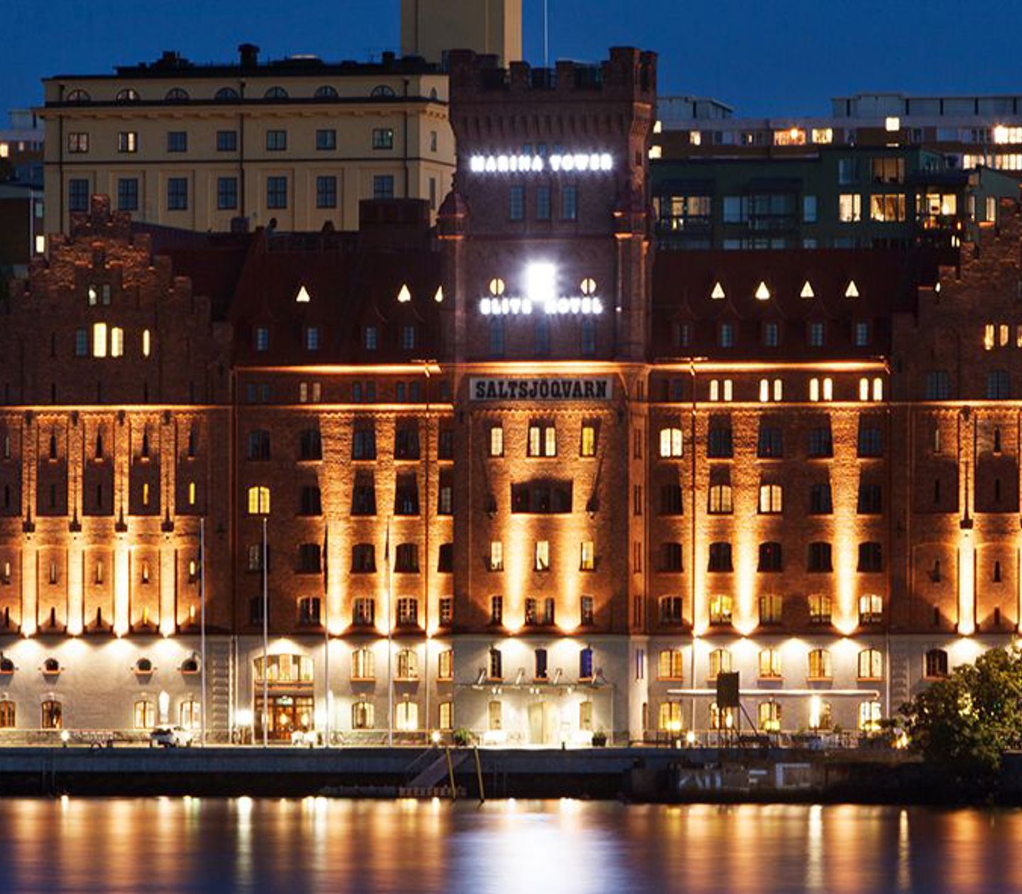 Nattbild över fasaden på Elite Hotel Marina Tower