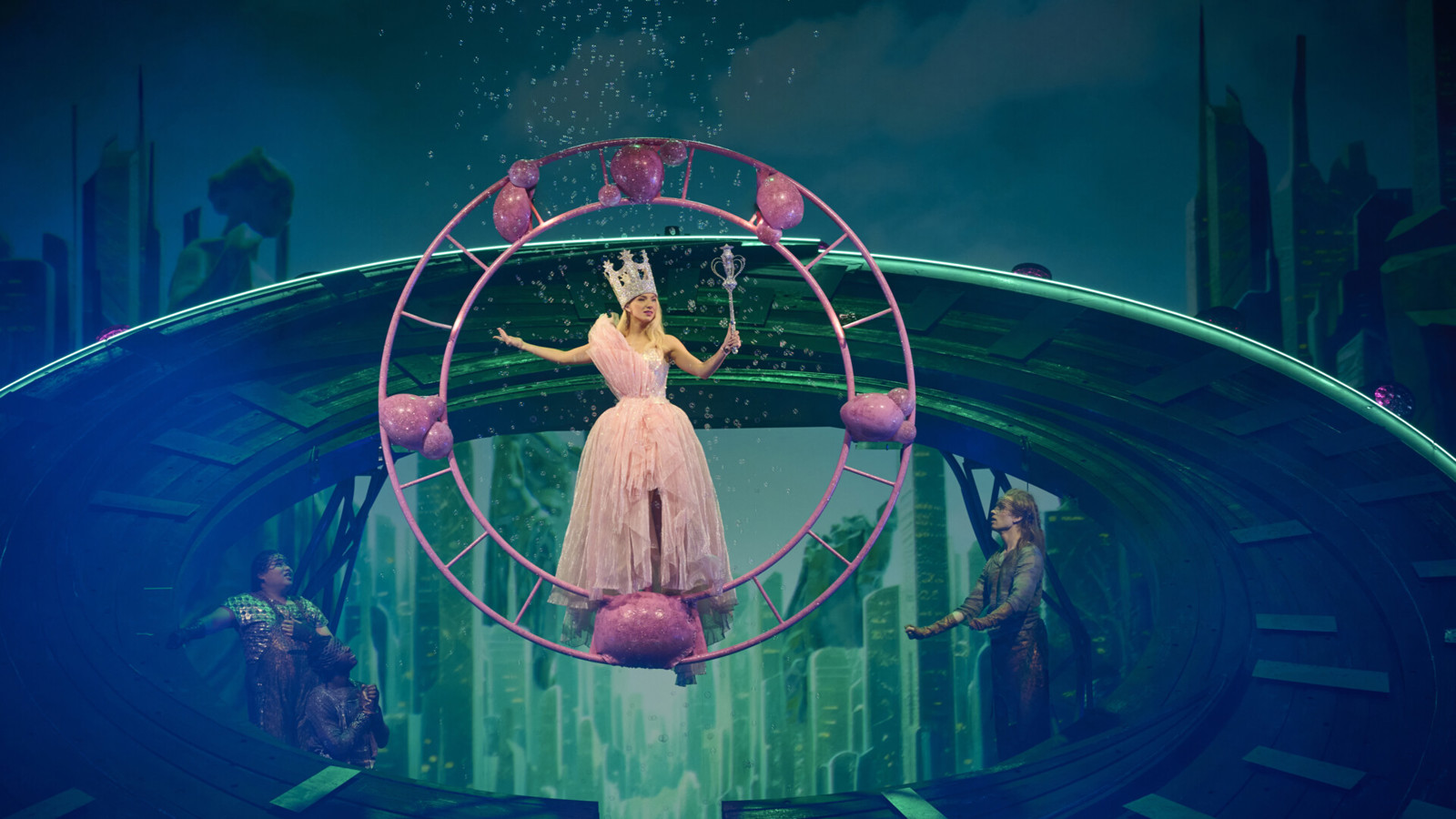 Prinsessa i rosa klänning balanserar på en flygande cirkel