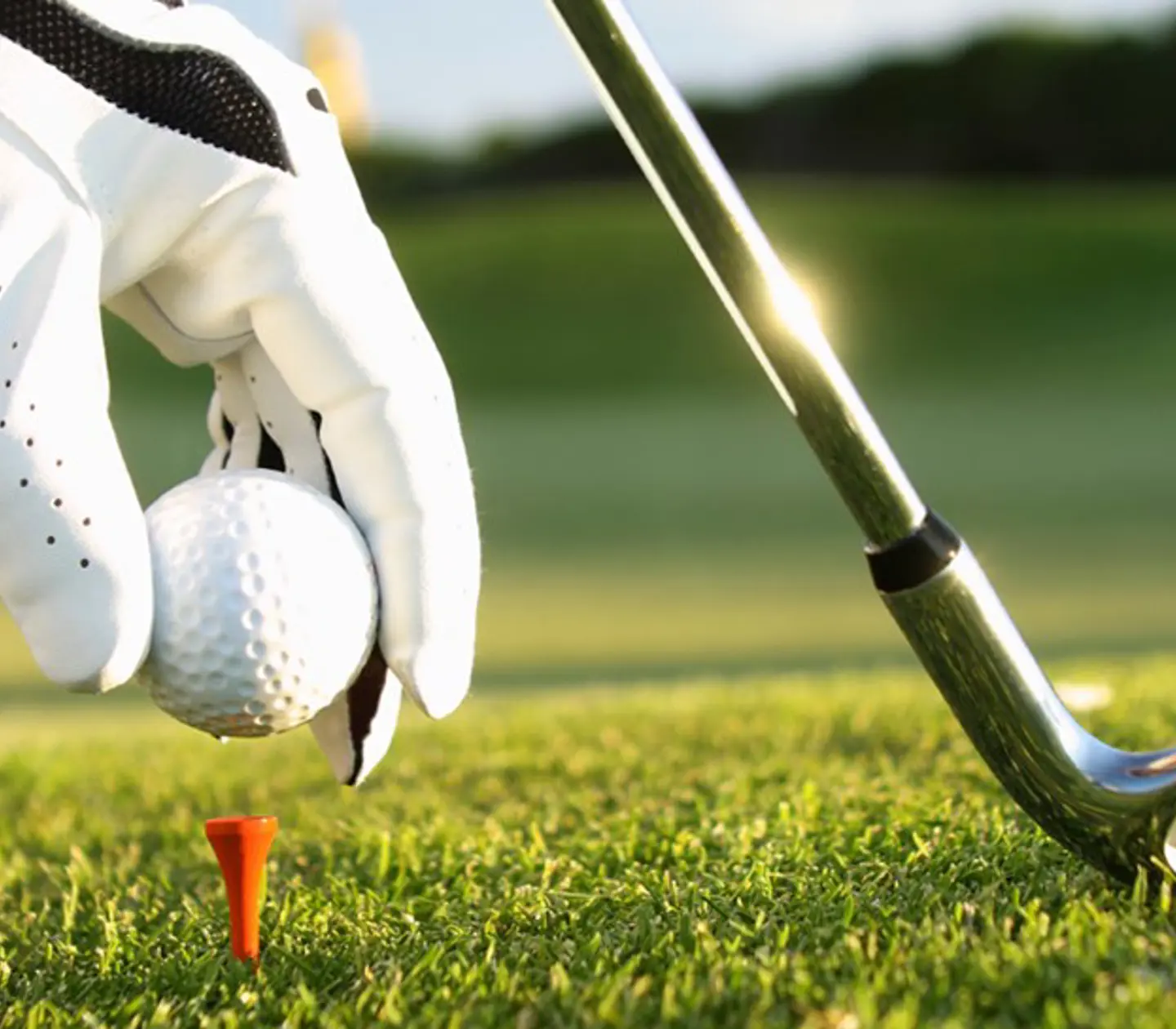 En tom golfbana med träd och vatten