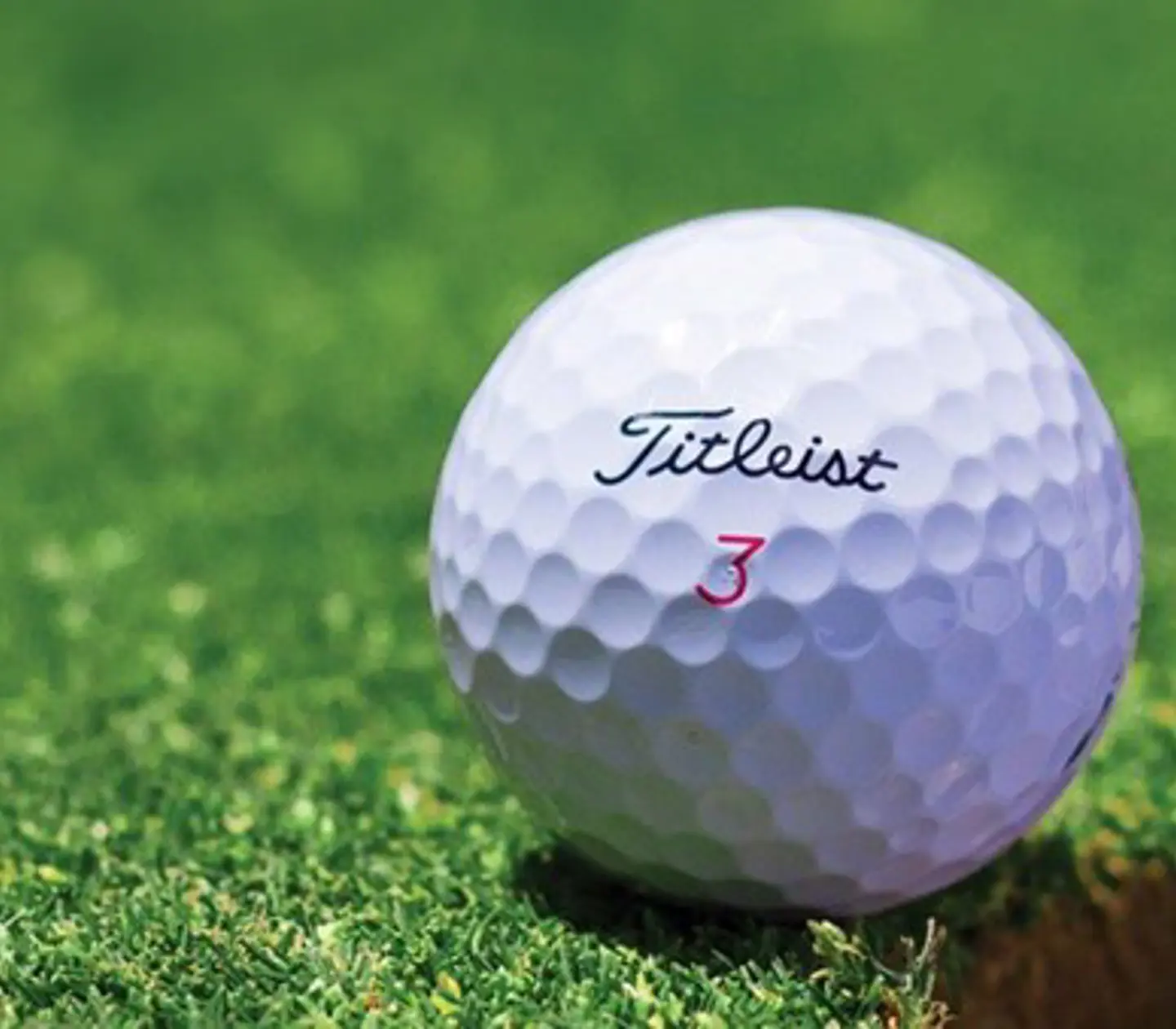 Golfboll bredvid hål