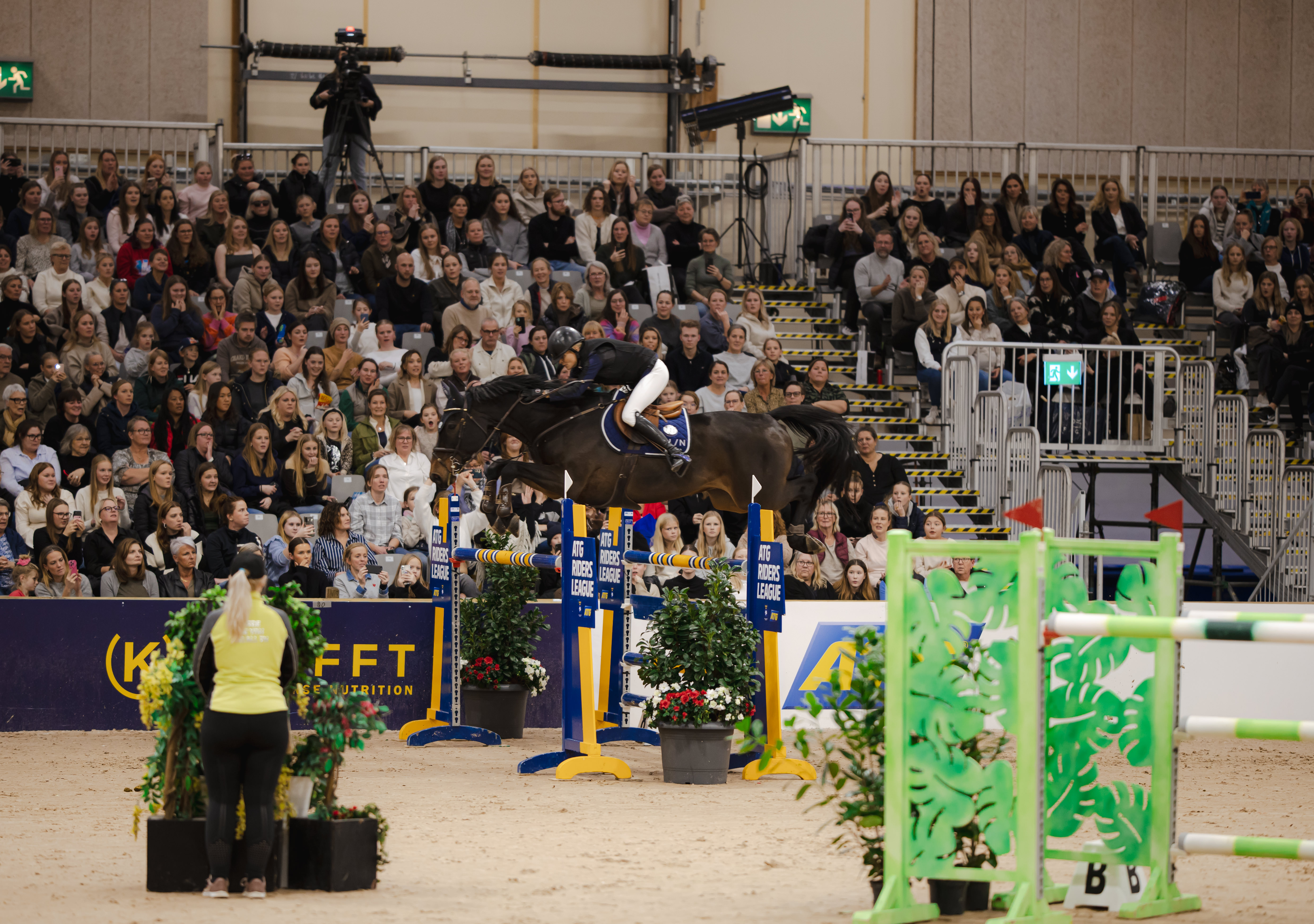Ryttare hoppar hinder på tävling