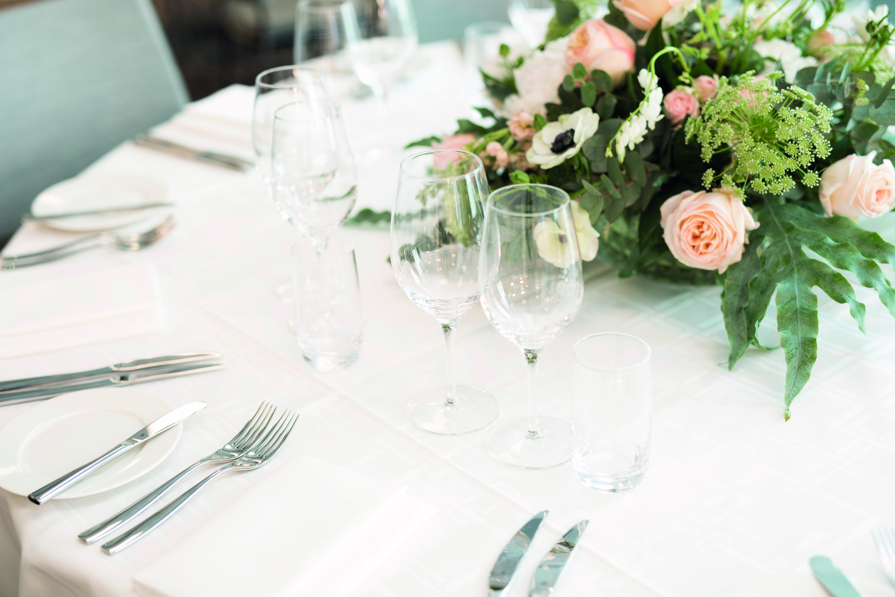 Mysig uteservering med trädgårdsmöbler