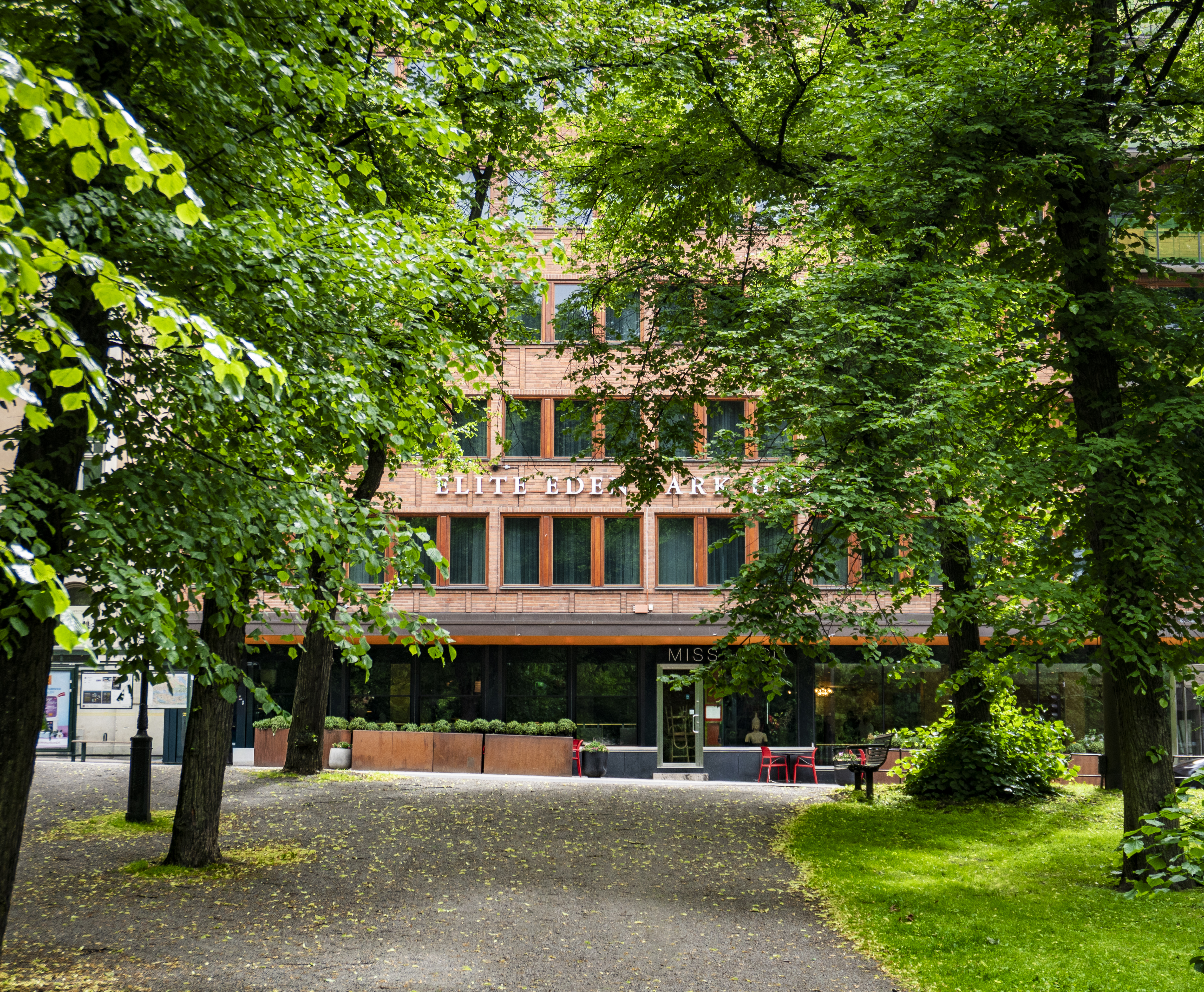 Fasaden av Elite Eden Park Hotel med träd framför