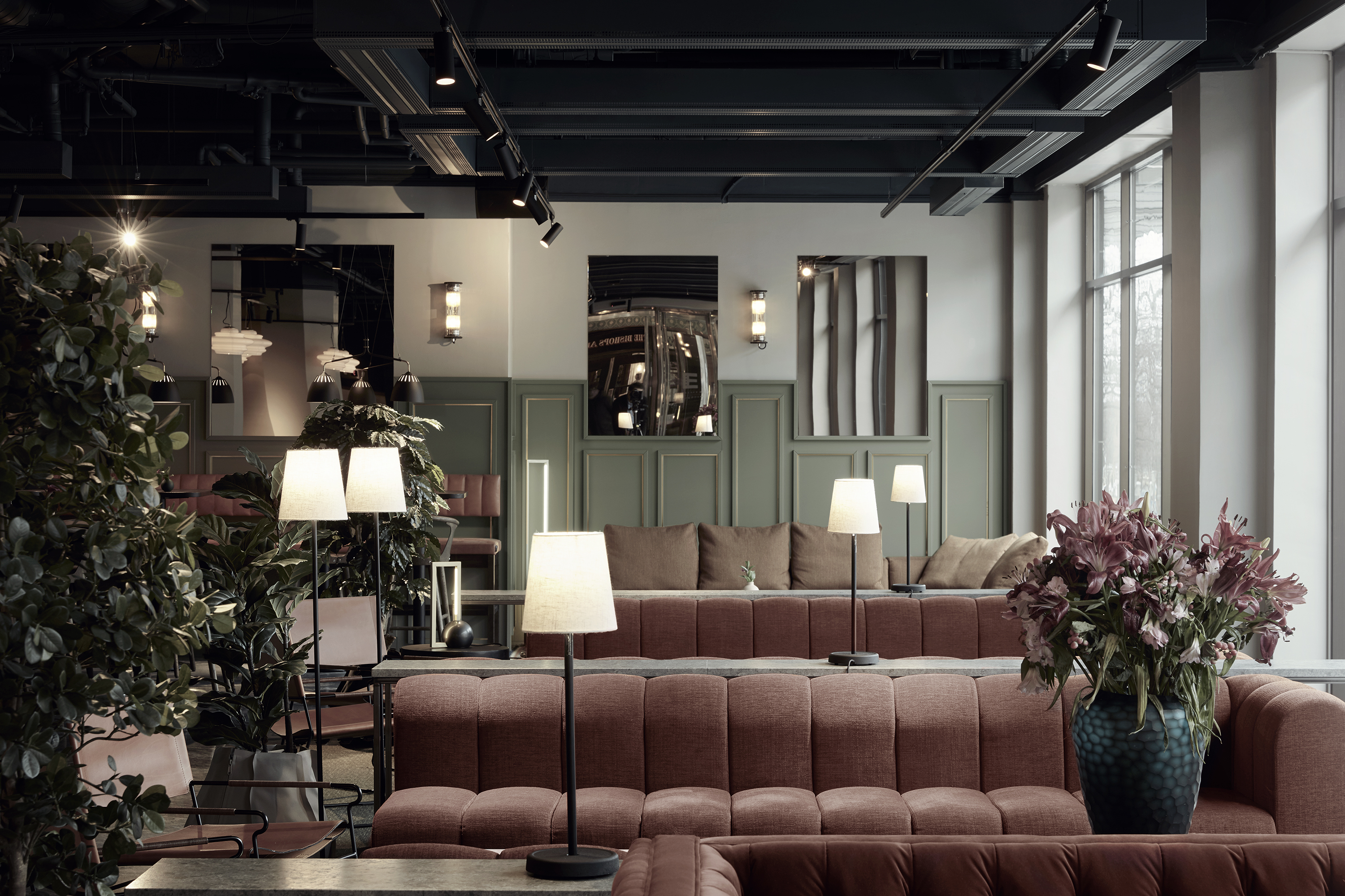 Modernt loungeområde med stora fönster