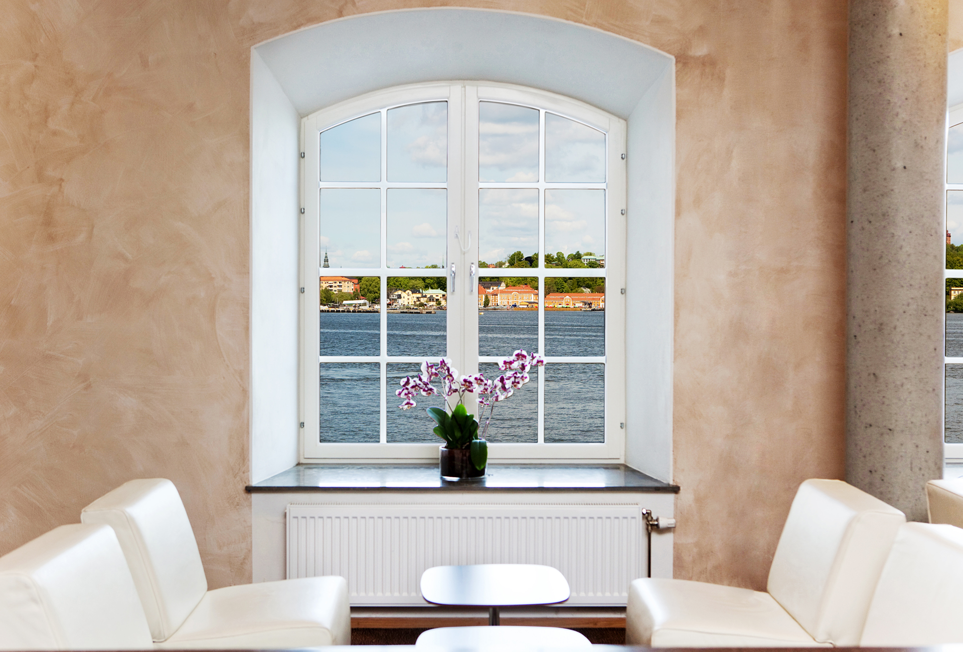 Utsikt på havet genom fönster.