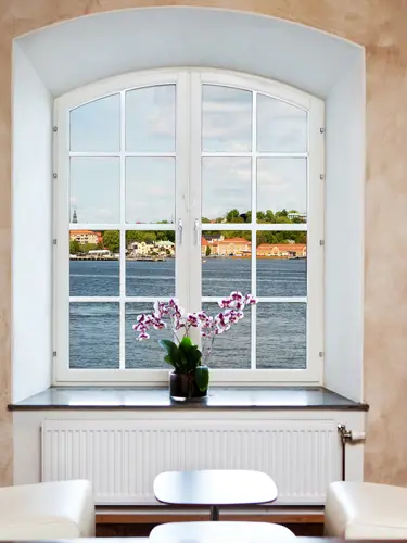 Utsikt på havet genom fönster.