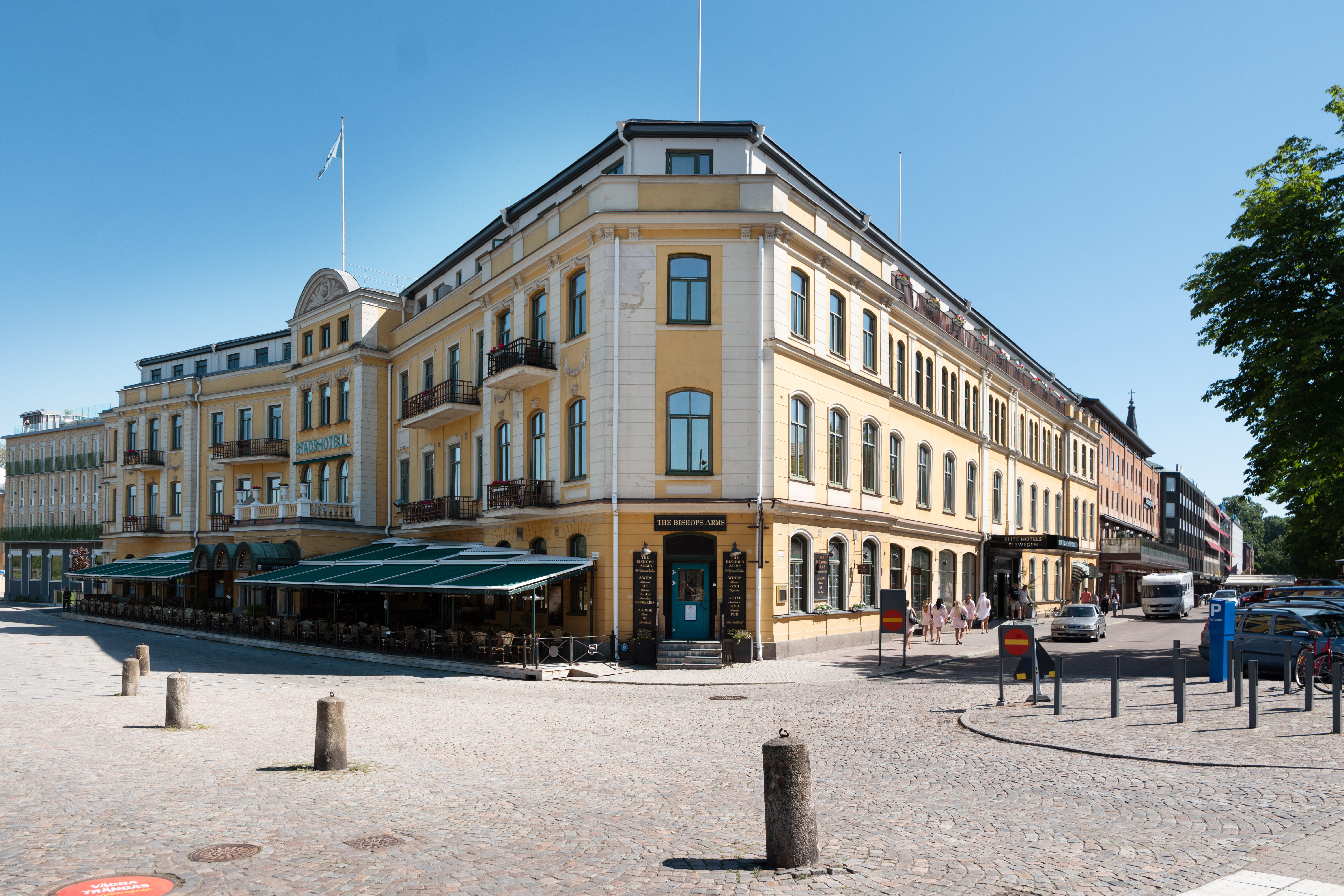 Utsikt från balkong över ett Karlstad i skymning
