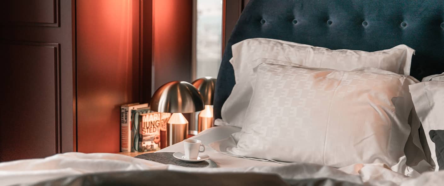 En säng i ett vackert inrett rum