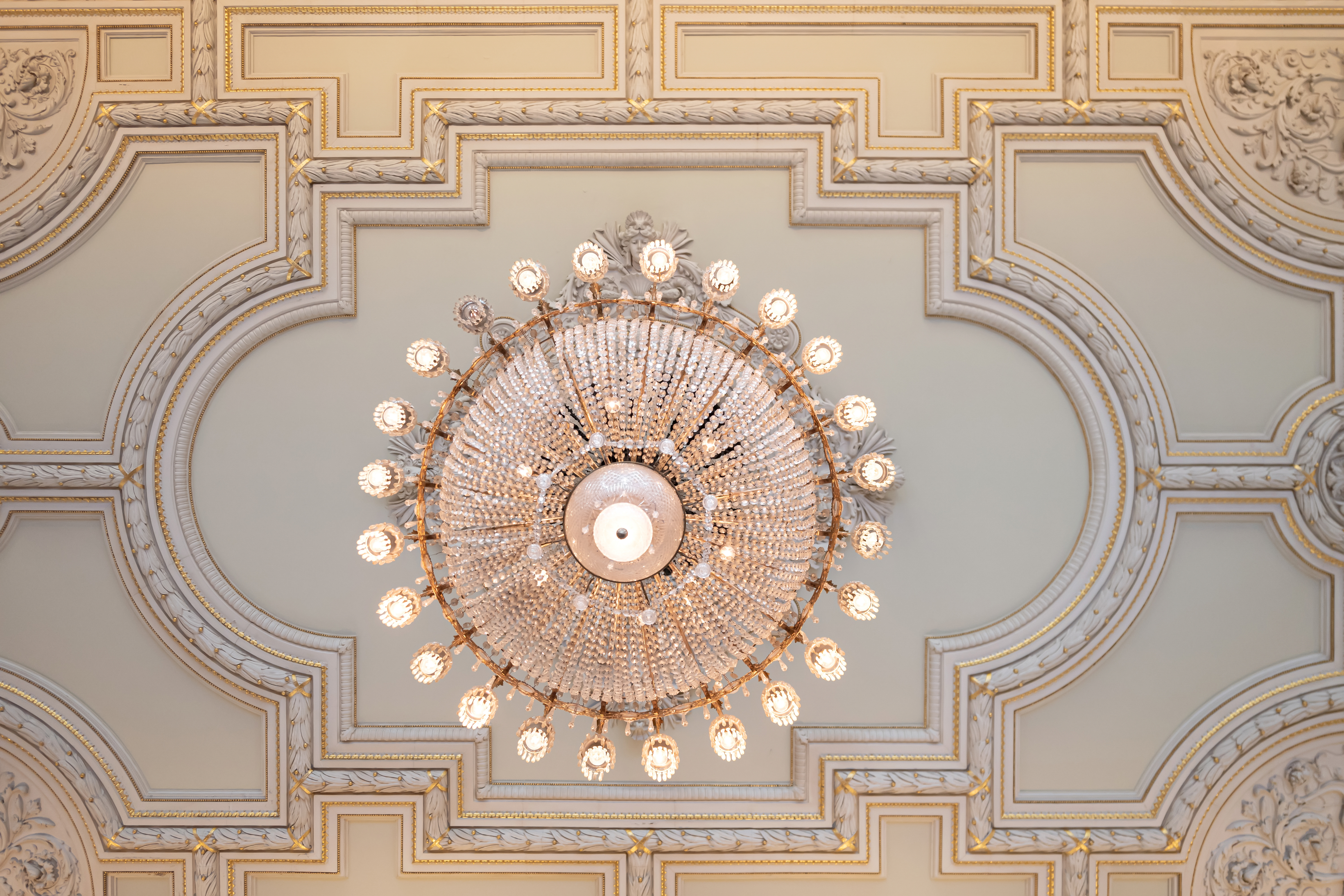 En stor kristallkrona i taket