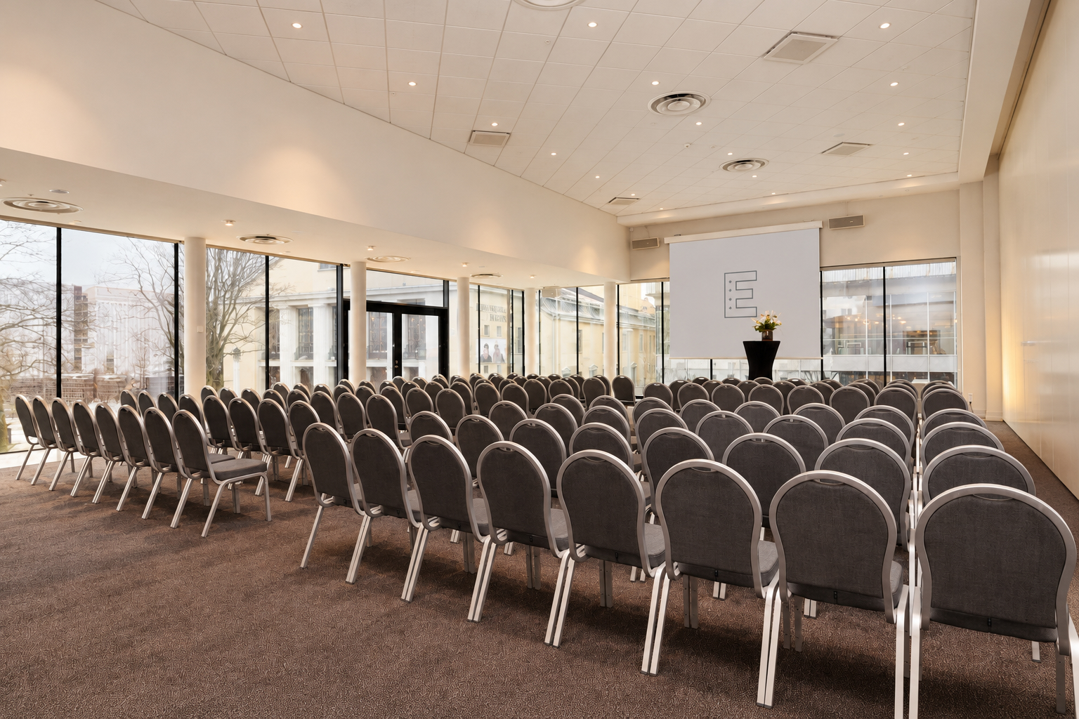Många stolar i konferensrum, biosittning