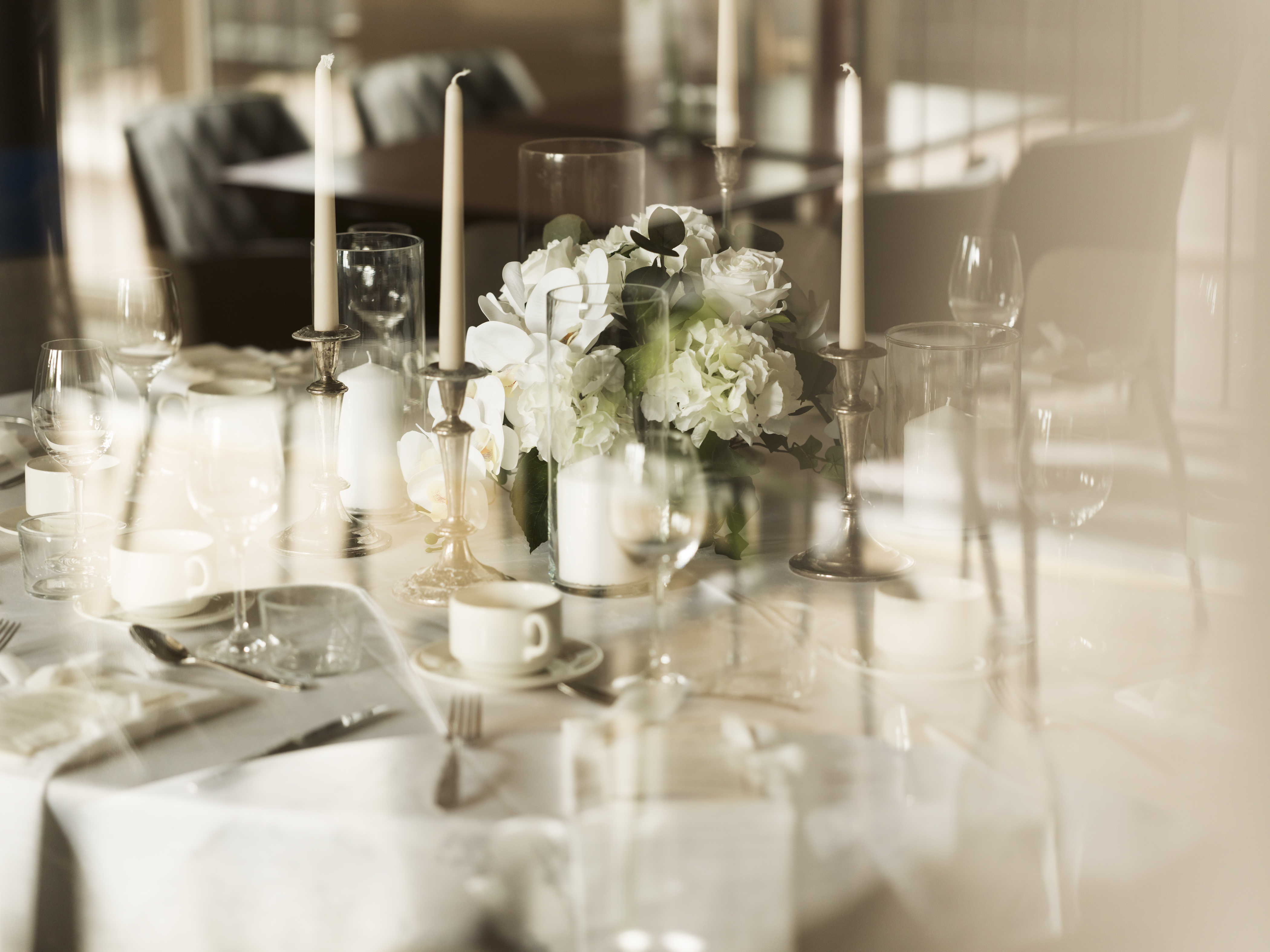 Vackert dukat bröllopsbord