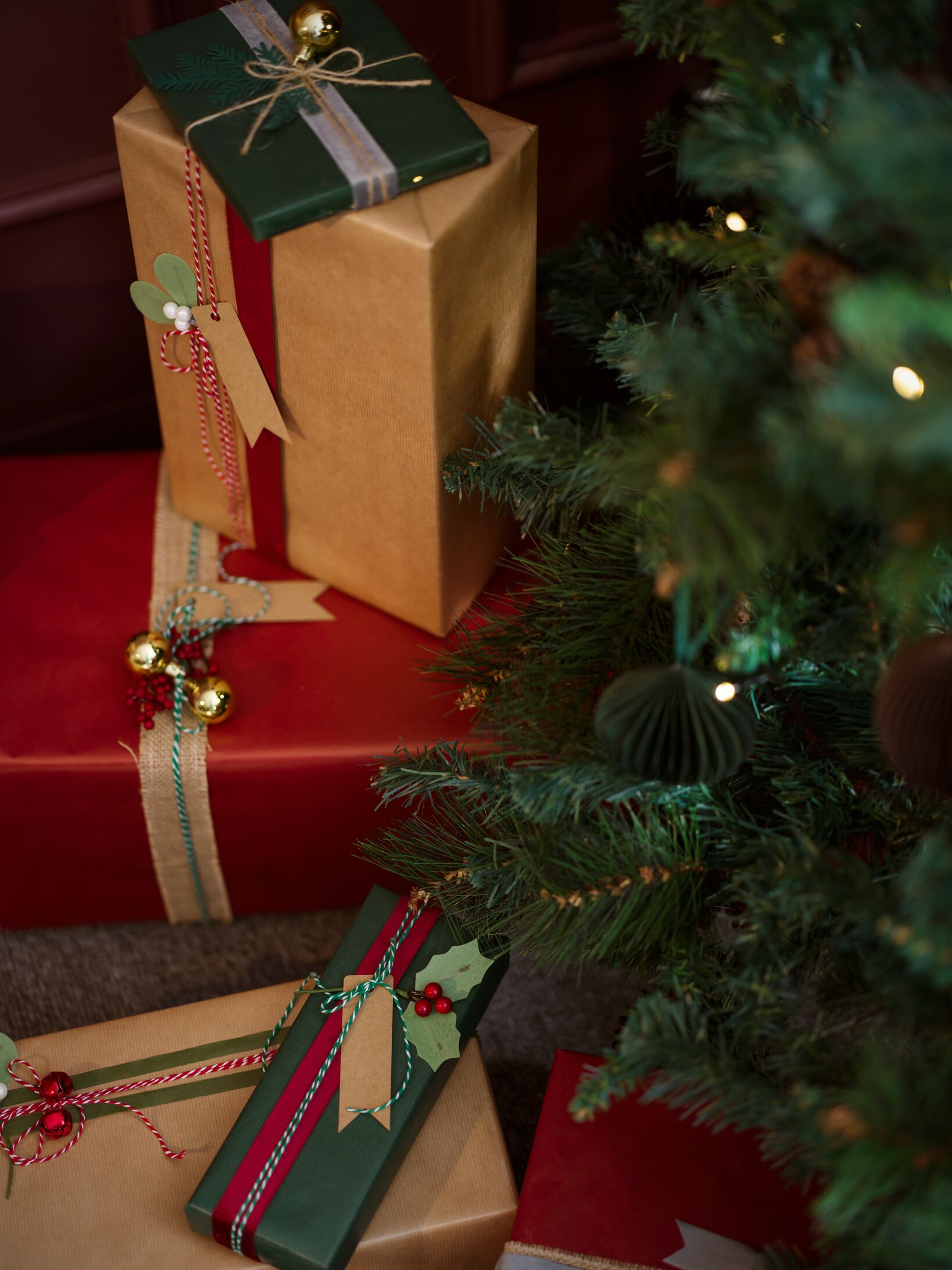 Julpresenter vid julgran
