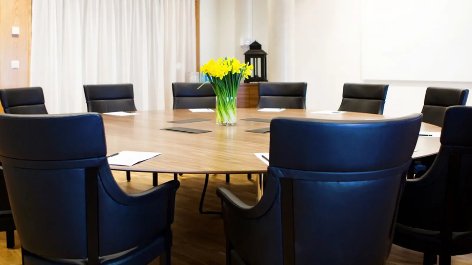 Runt konferensbord med bekväma stolar