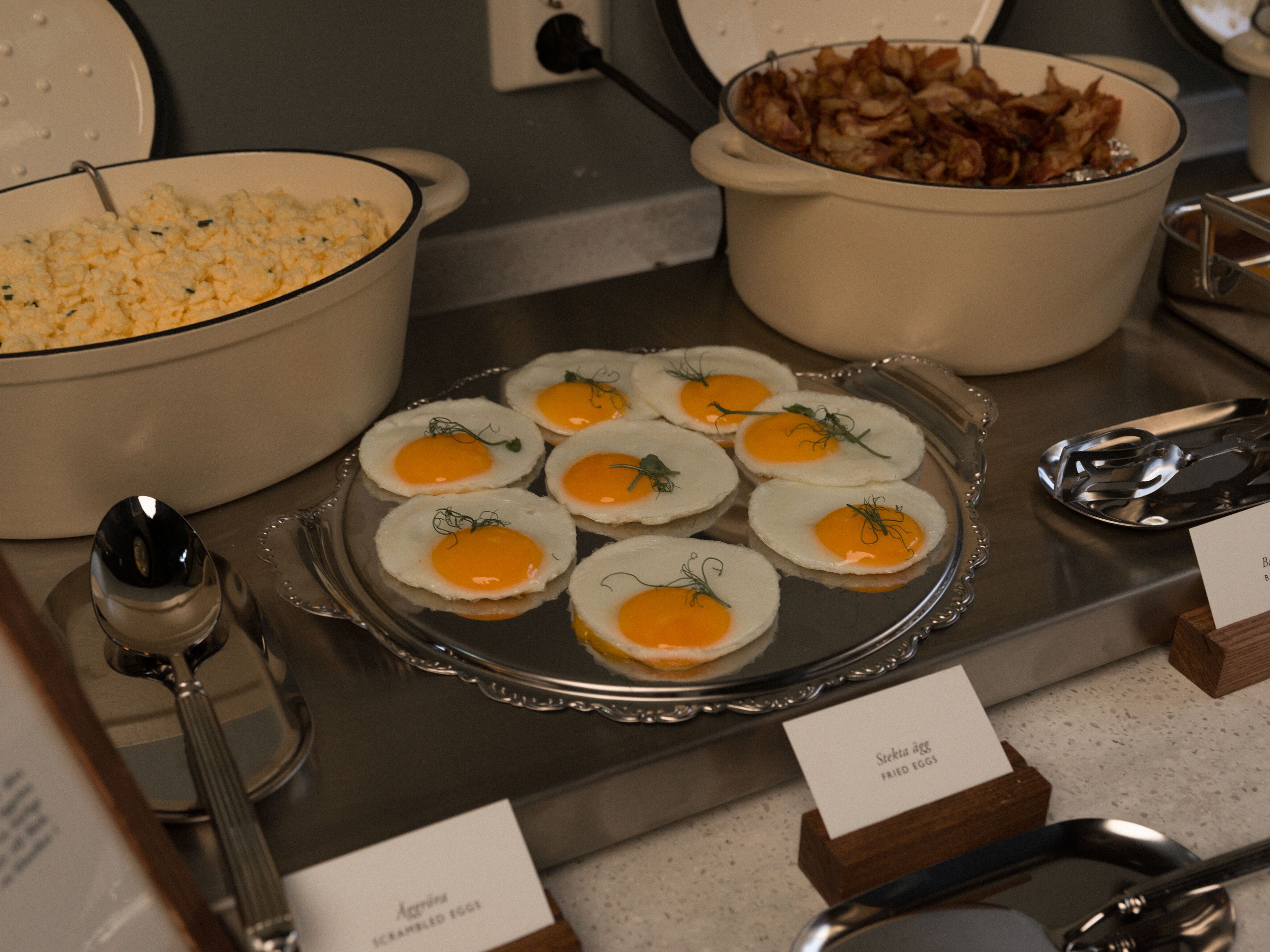 Ägg på en talllrik