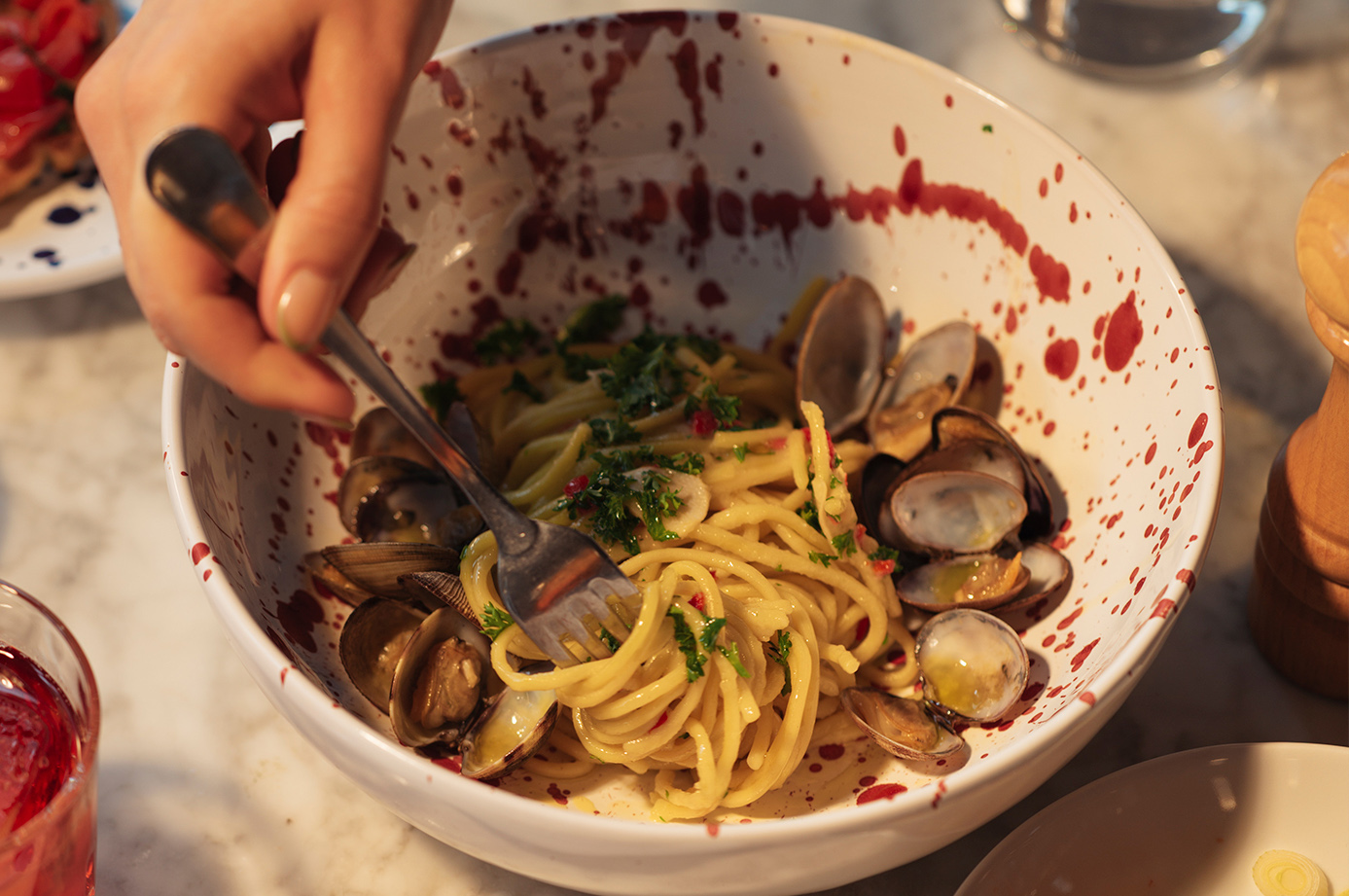 Pasta med vongole på bord