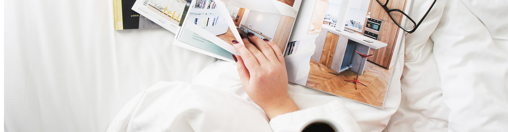 En hand bland paper.