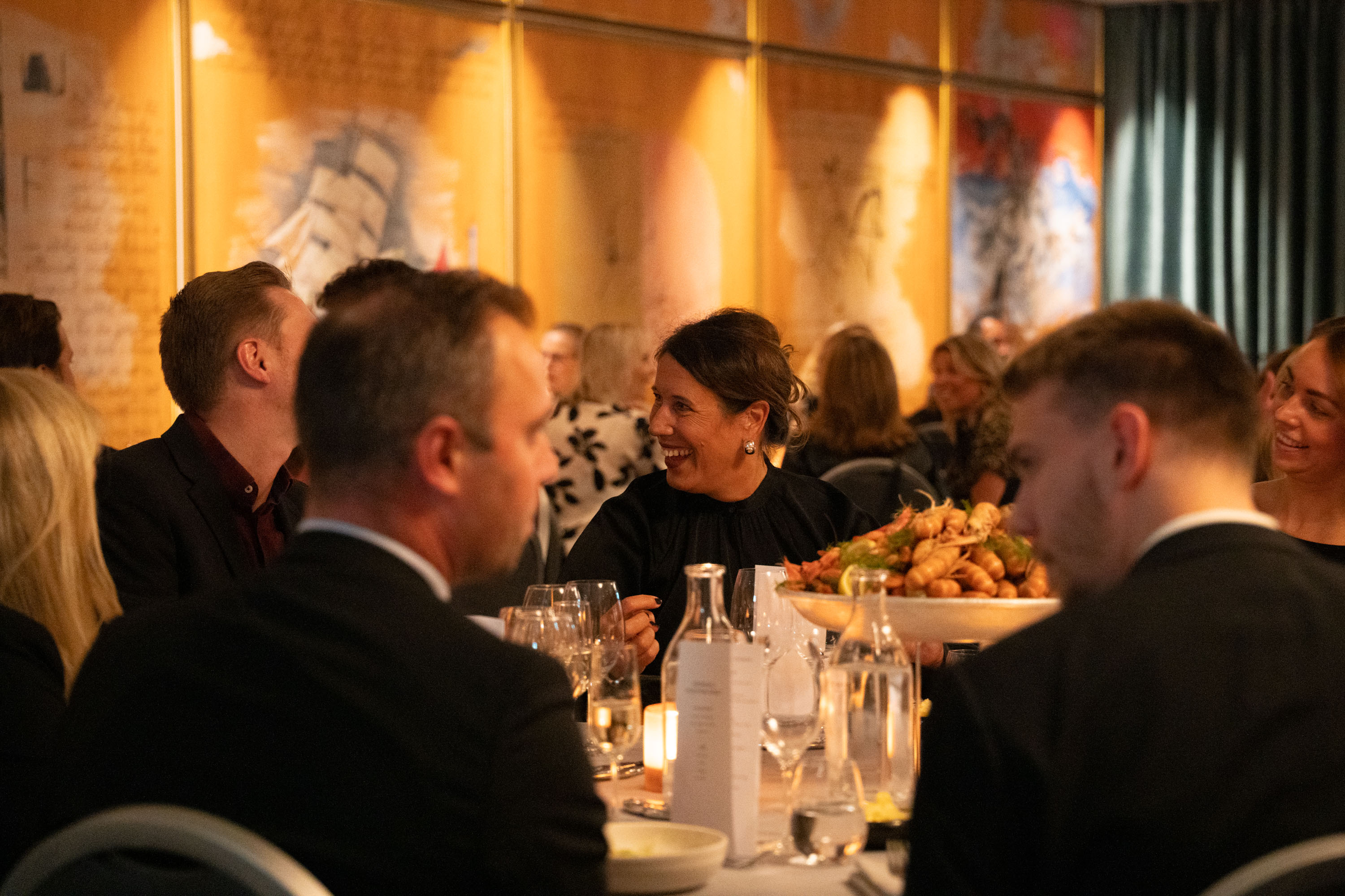 Armar som lutar på konferensbord med dator