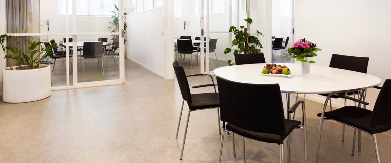 Kontorslokal med runda bord och stolar