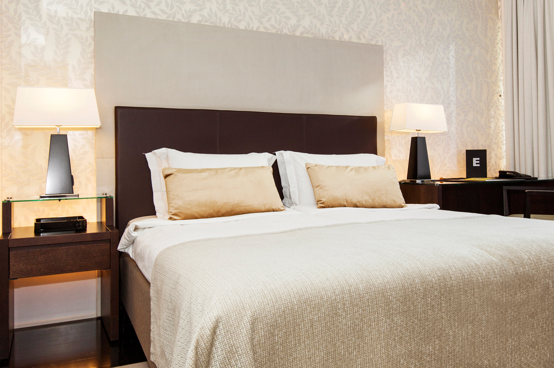 Bild på fin bäddad säng.