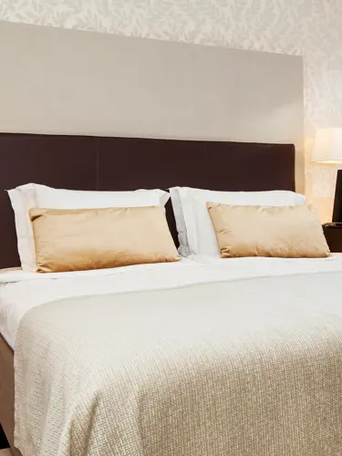 Bild på fin bäddad säng.