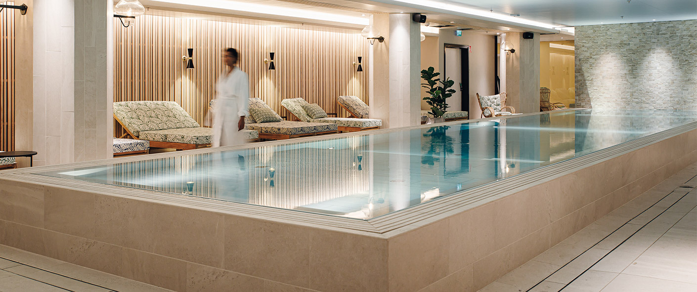 Spa med pool och solstolar