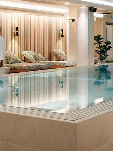 Spa med pool och solstolar