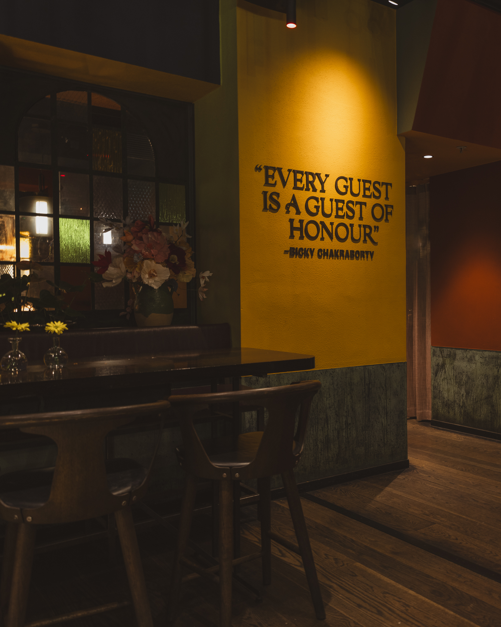 Mysig restaurang med citat på väggen