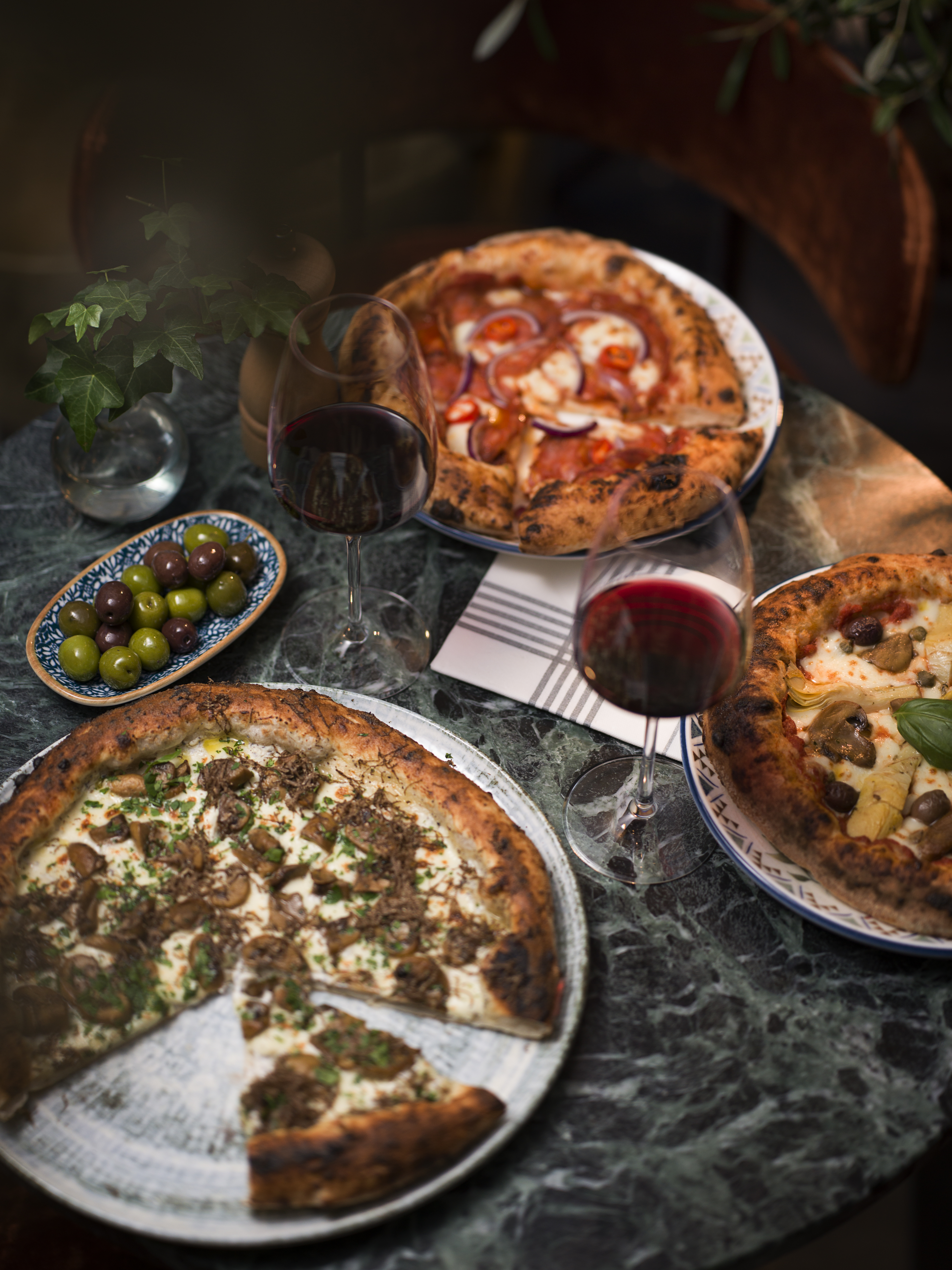 Goda pizzor på ett marmorbord