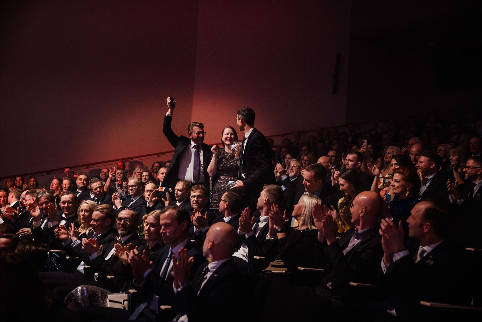 Publik applåderar på gala i salong