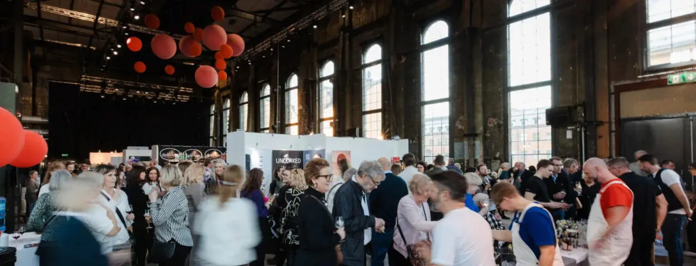 Människor på en mässa