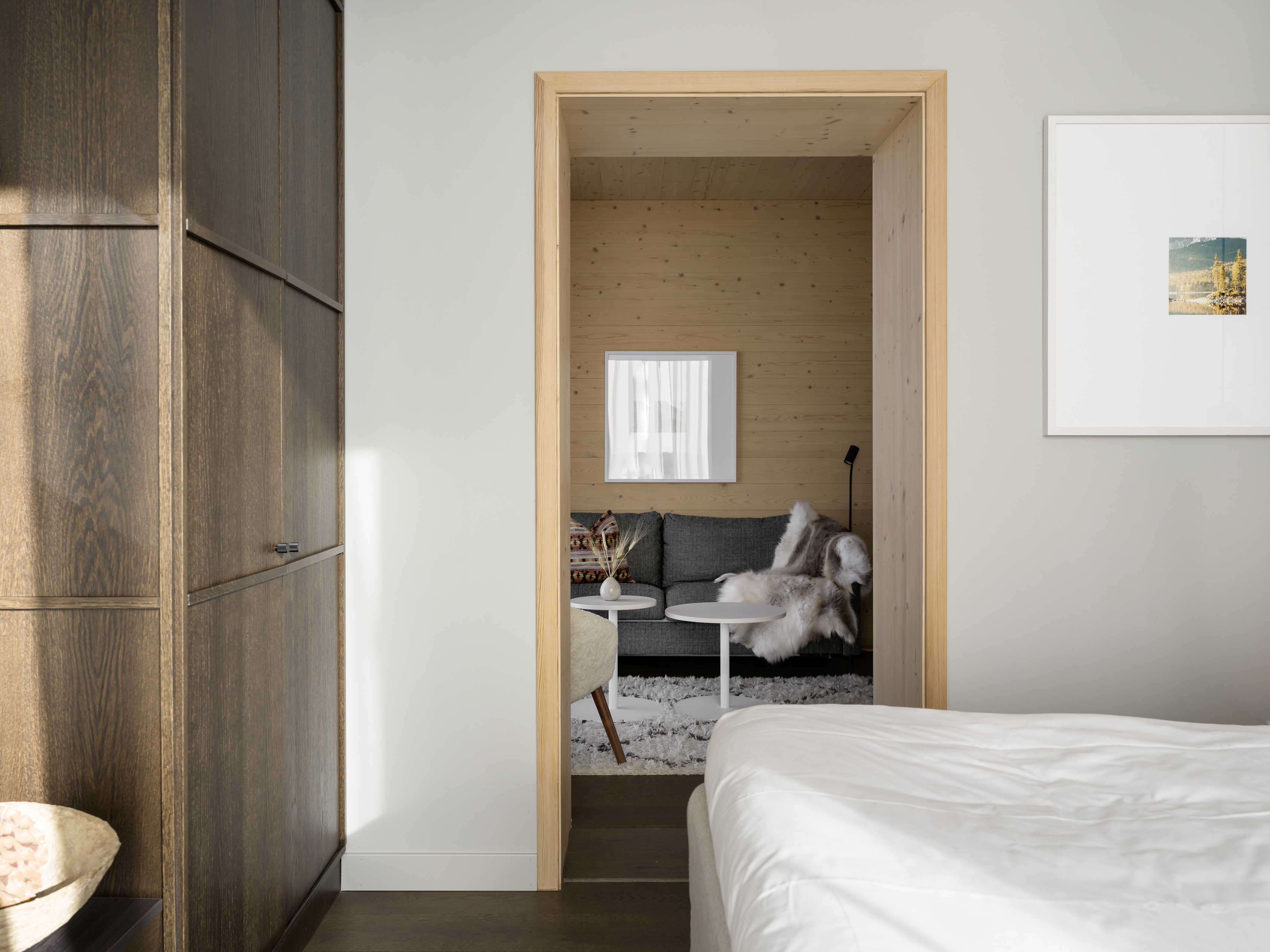 Mysig svit med säng, tv och garderob