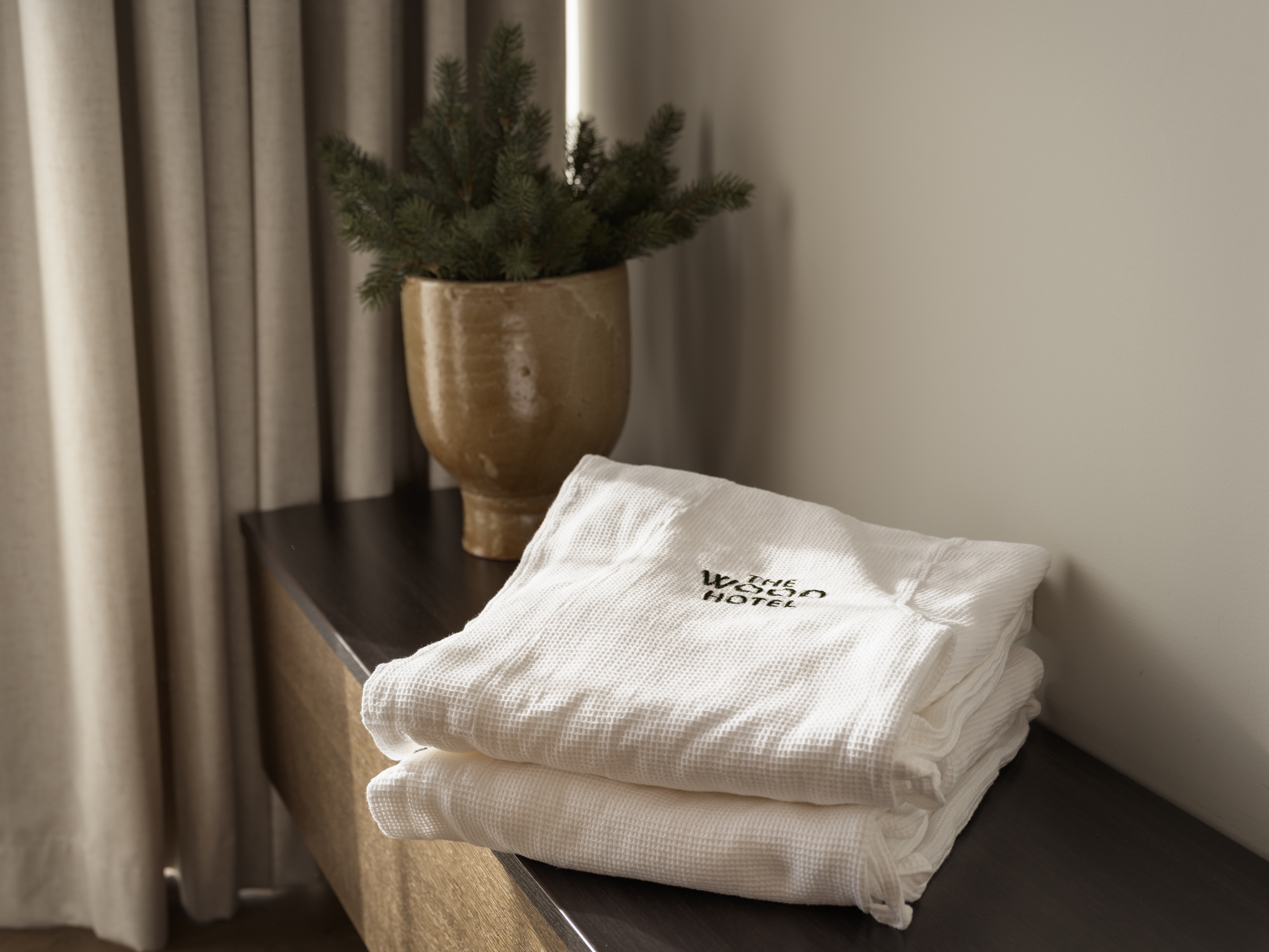 Mysig svit med soffgrupp, fårskinnsfäll och spegel