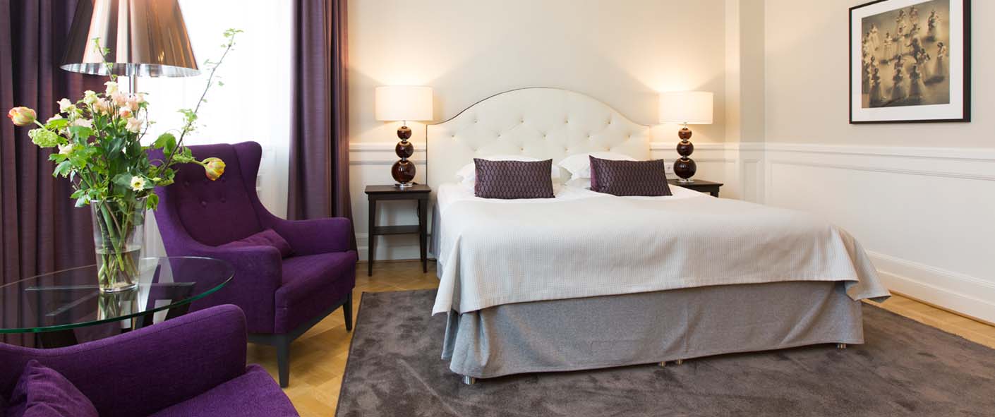 Lyxigt hotellrum med stor säng