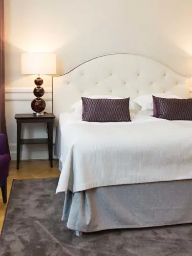 Lyxigt hotellrum med stor säng