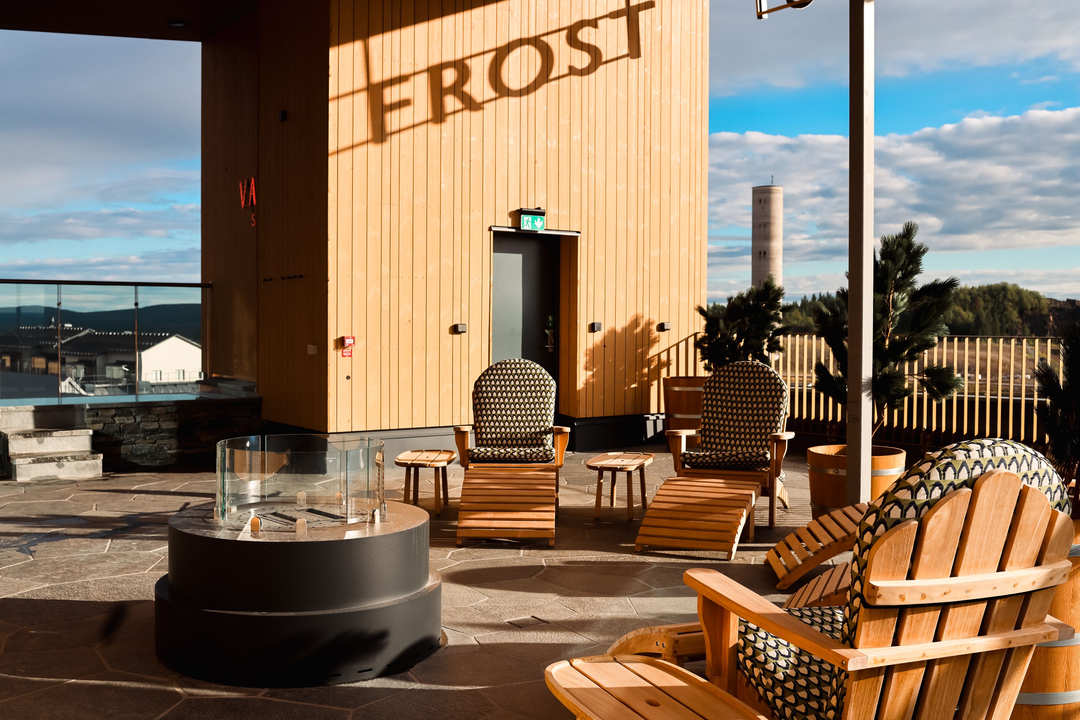 Träterrass med utsikt och stolar