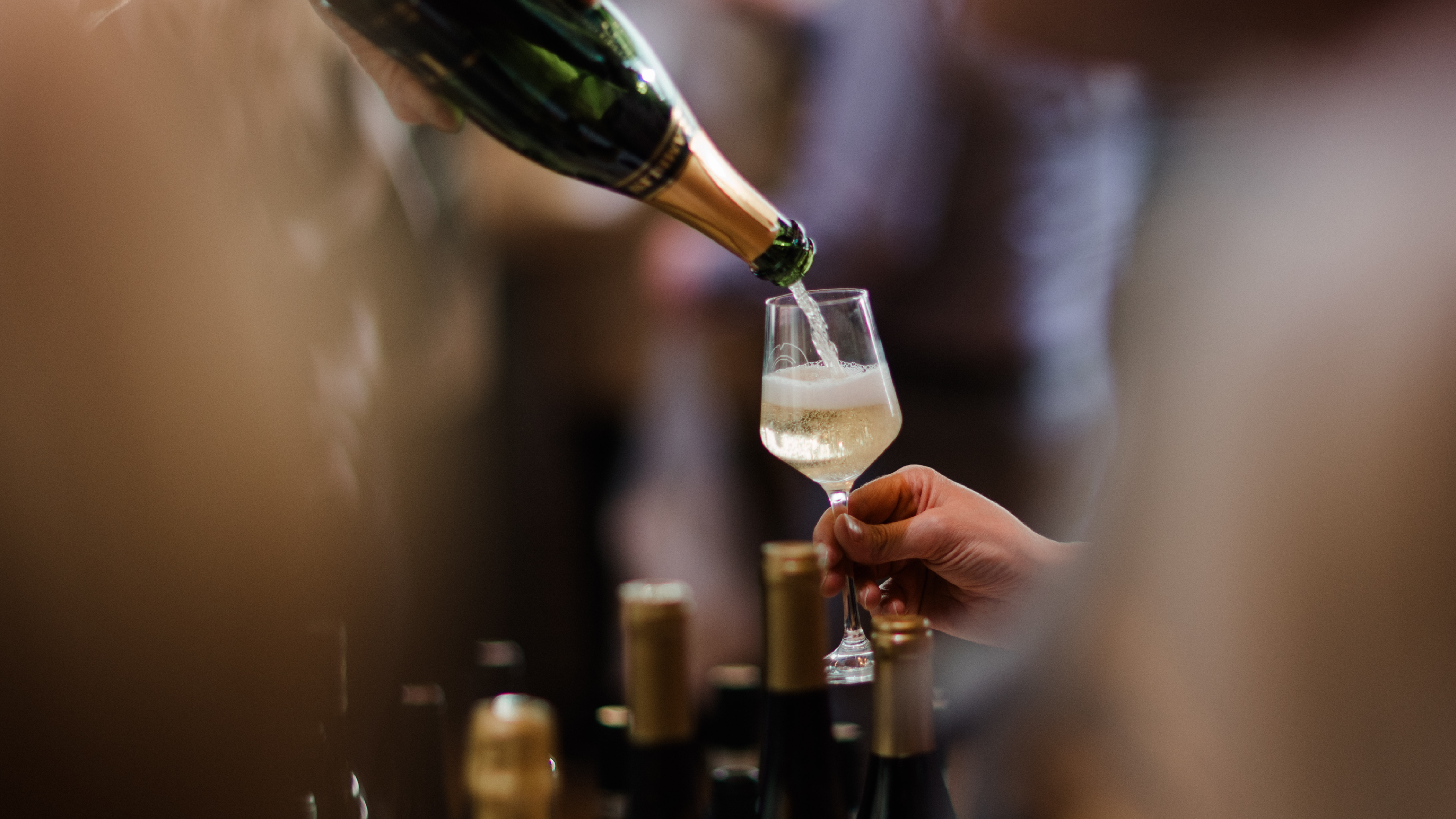 Två kvinnor skålar med champagneglas på en festlig tillställning