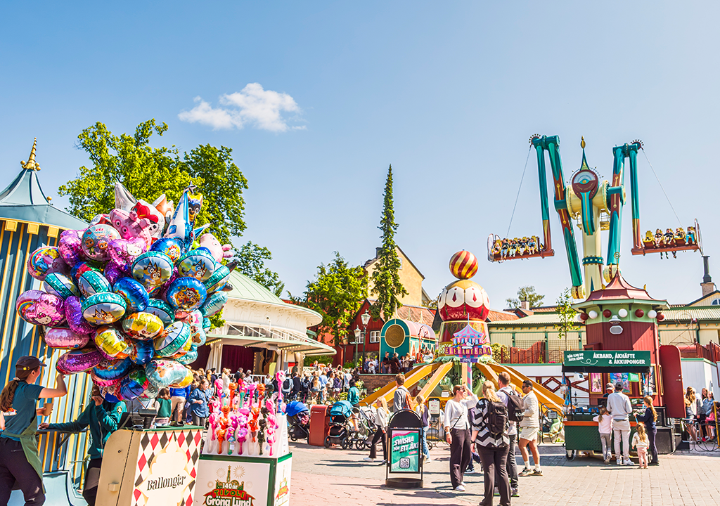 Människor åker slänggunga på Gröna Lund