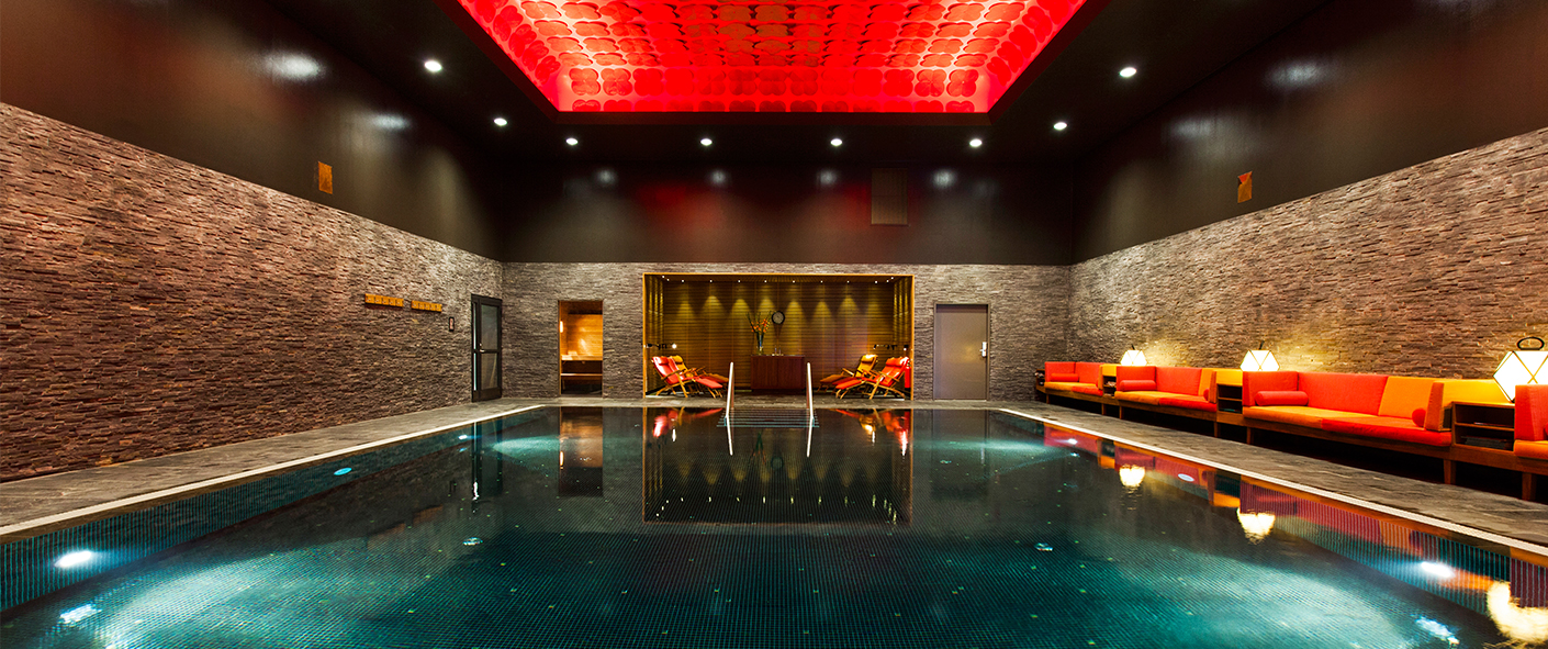 Stor pool med ett par stolar.