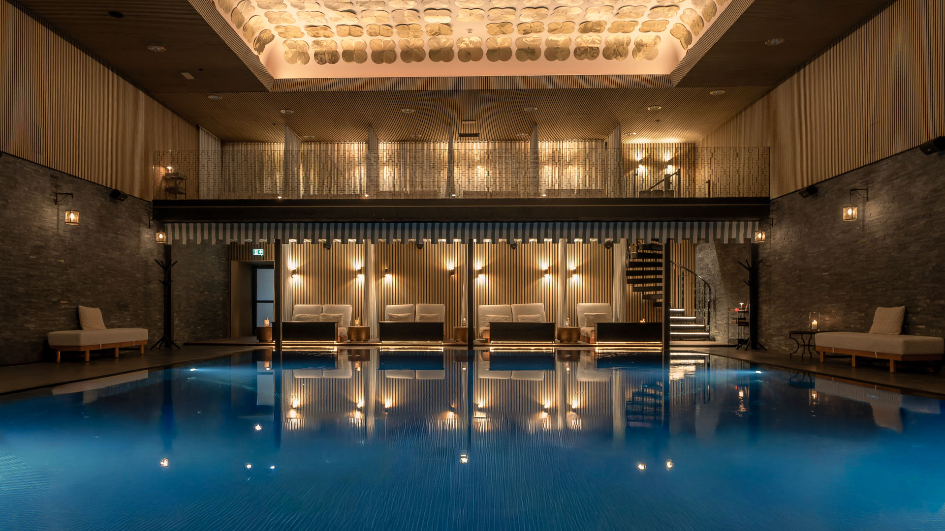 Bäddar framför pool