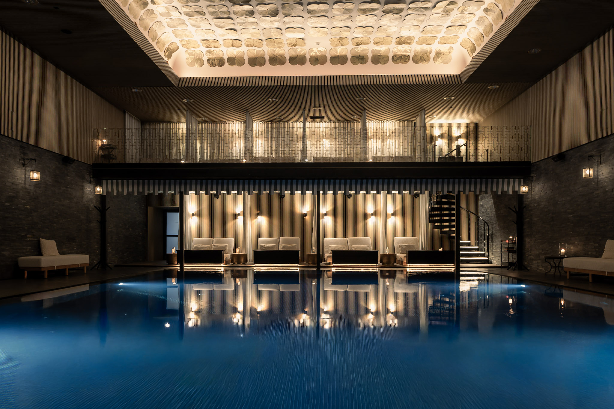 Bäddar framför pool