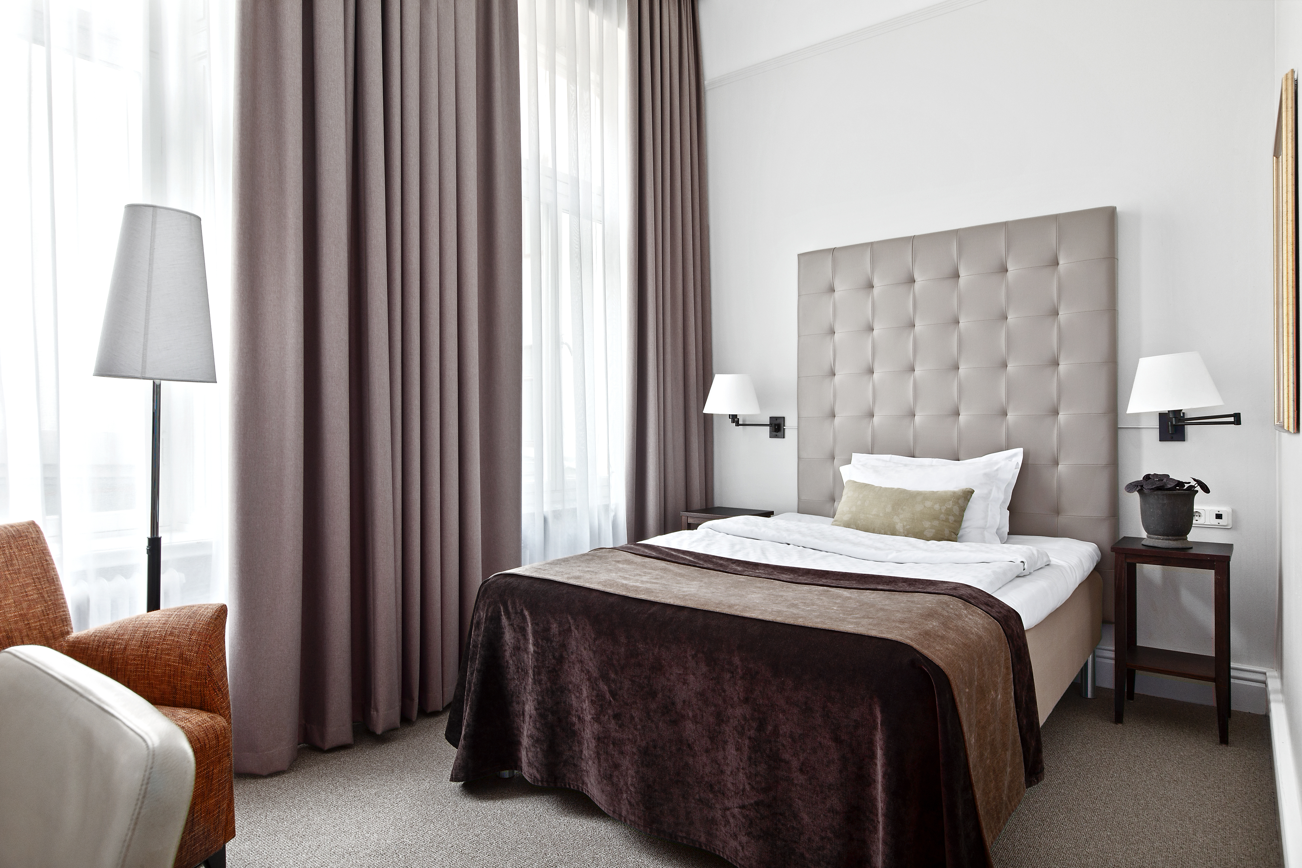 Ett dubbelrum med fåtölj och skrivbord